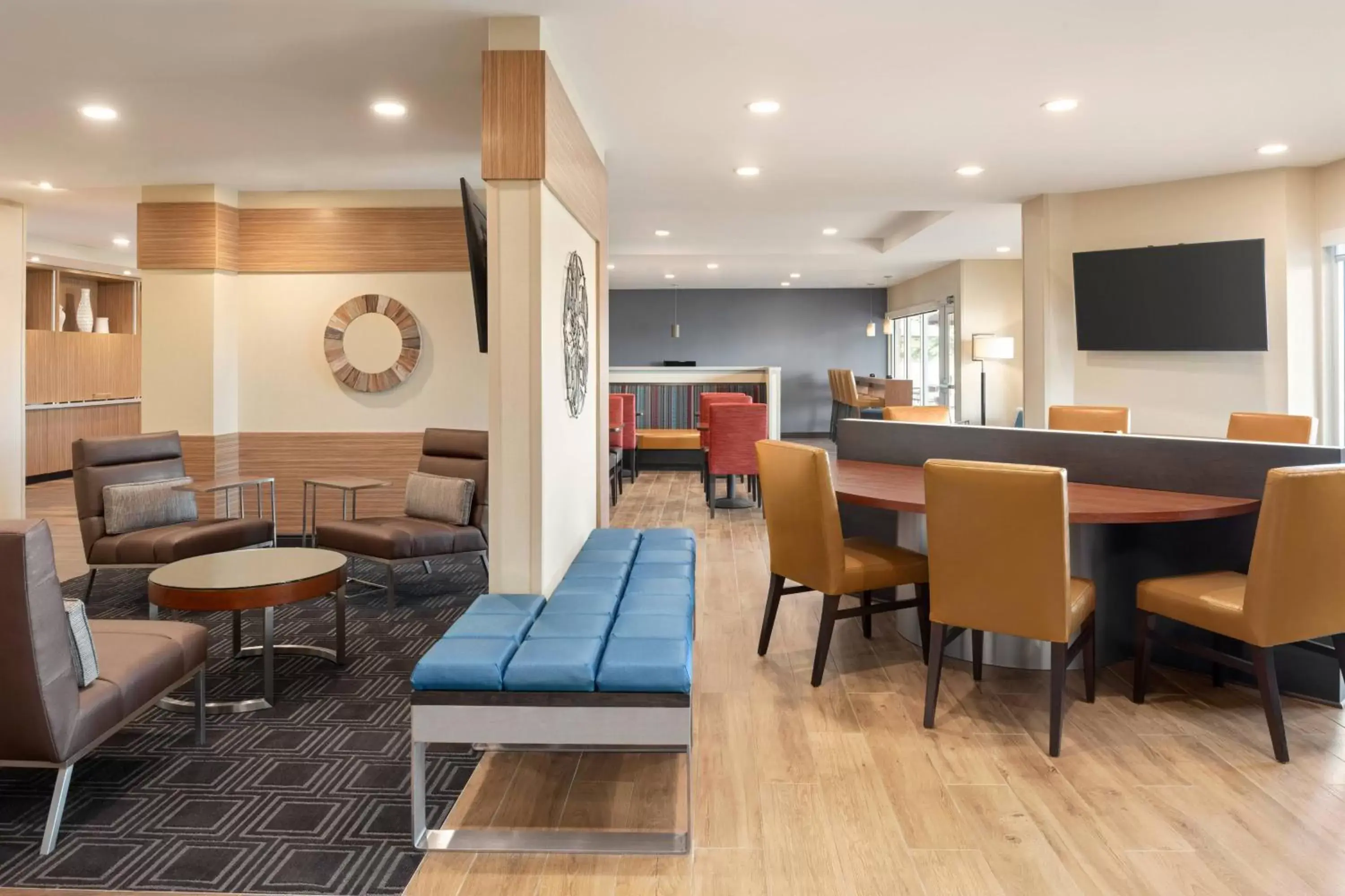 Lobby or reception, Lounge/Bar in TownePlace Suites by Marriott Janesville