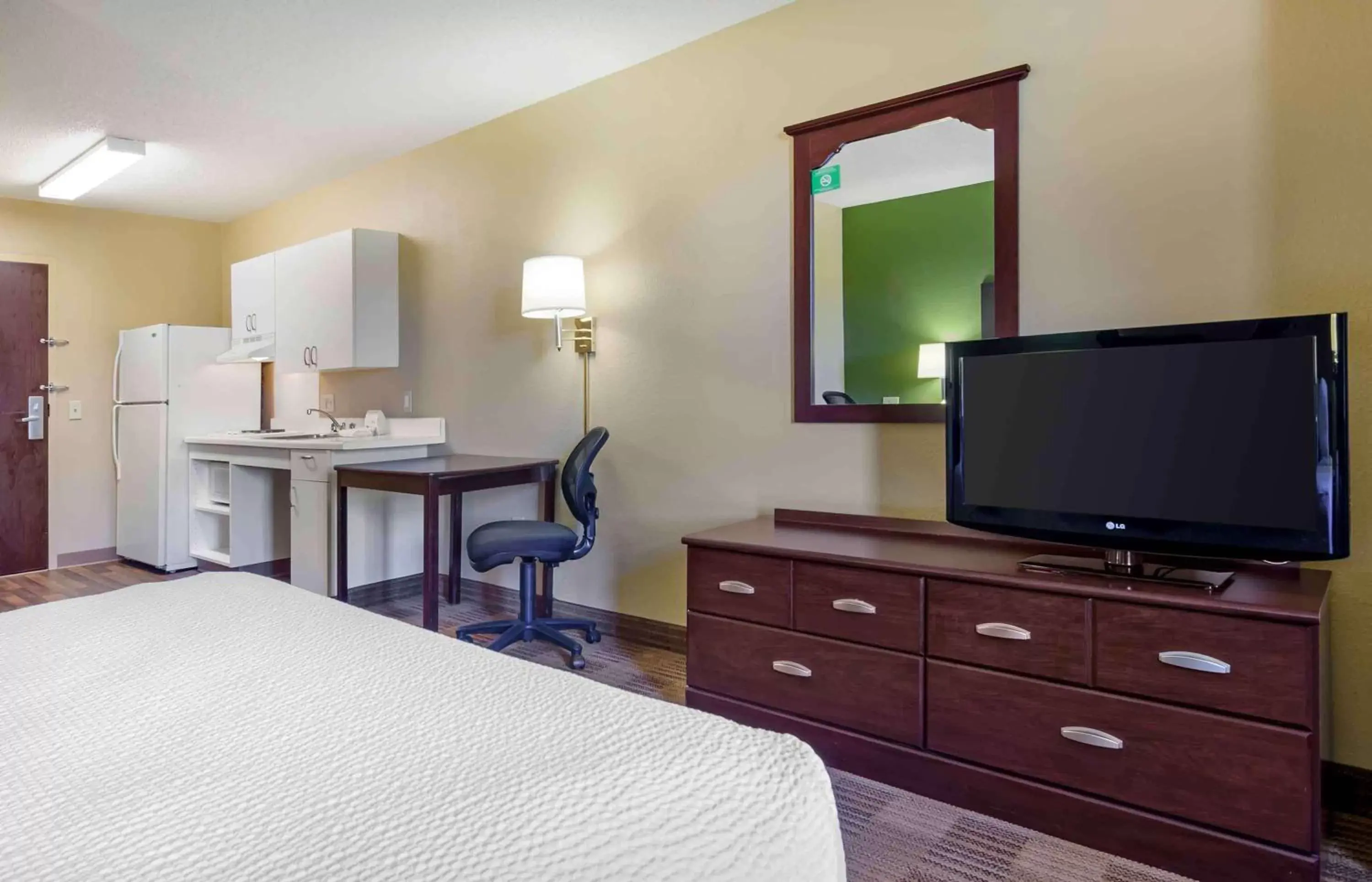 Bedroom, TV/Entertainment Center in Extended Stay America Suites - Lynchburg - University Blvd