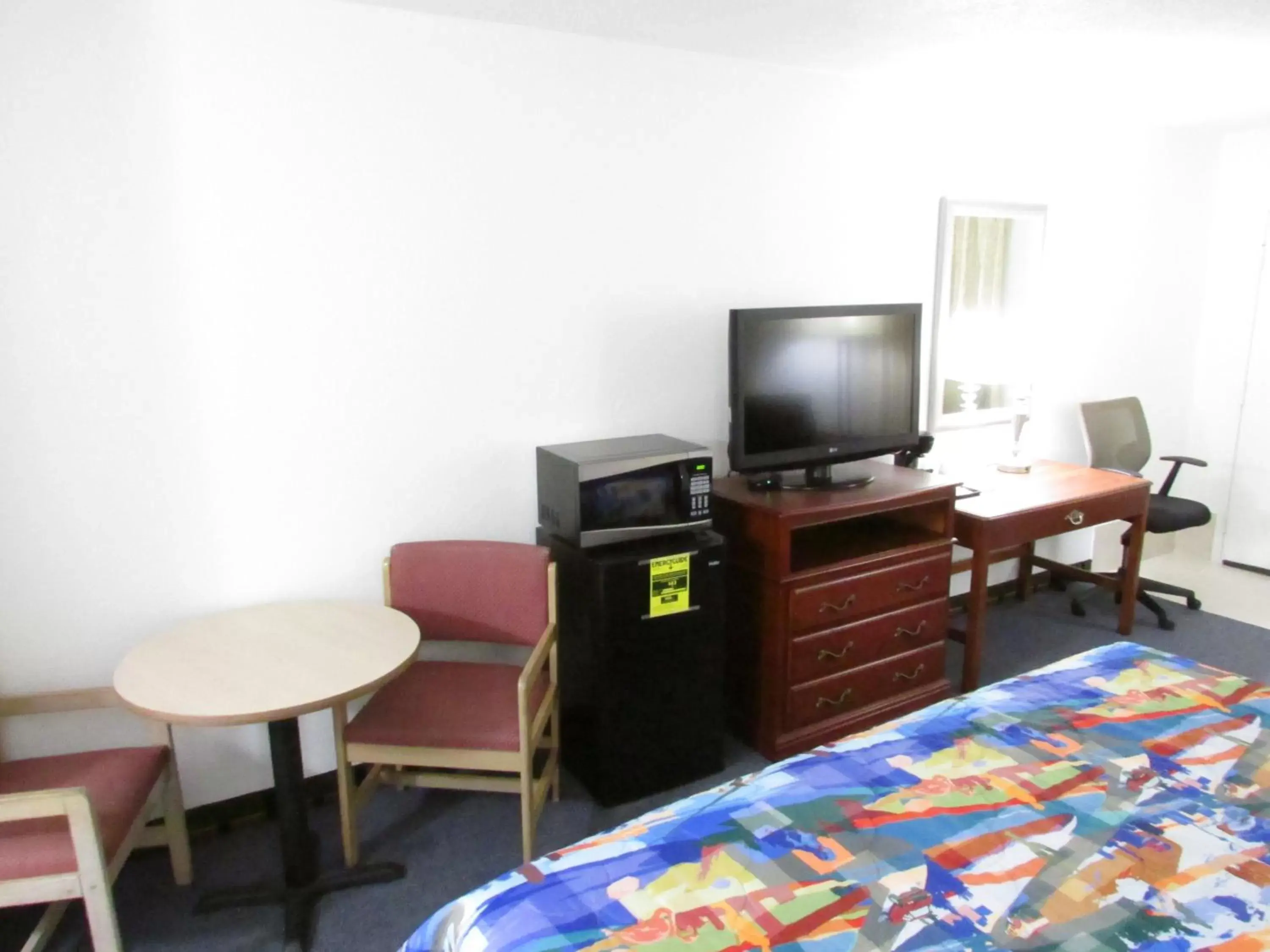 TV/Entertainment Center in Parsons Inn and Extended Stay