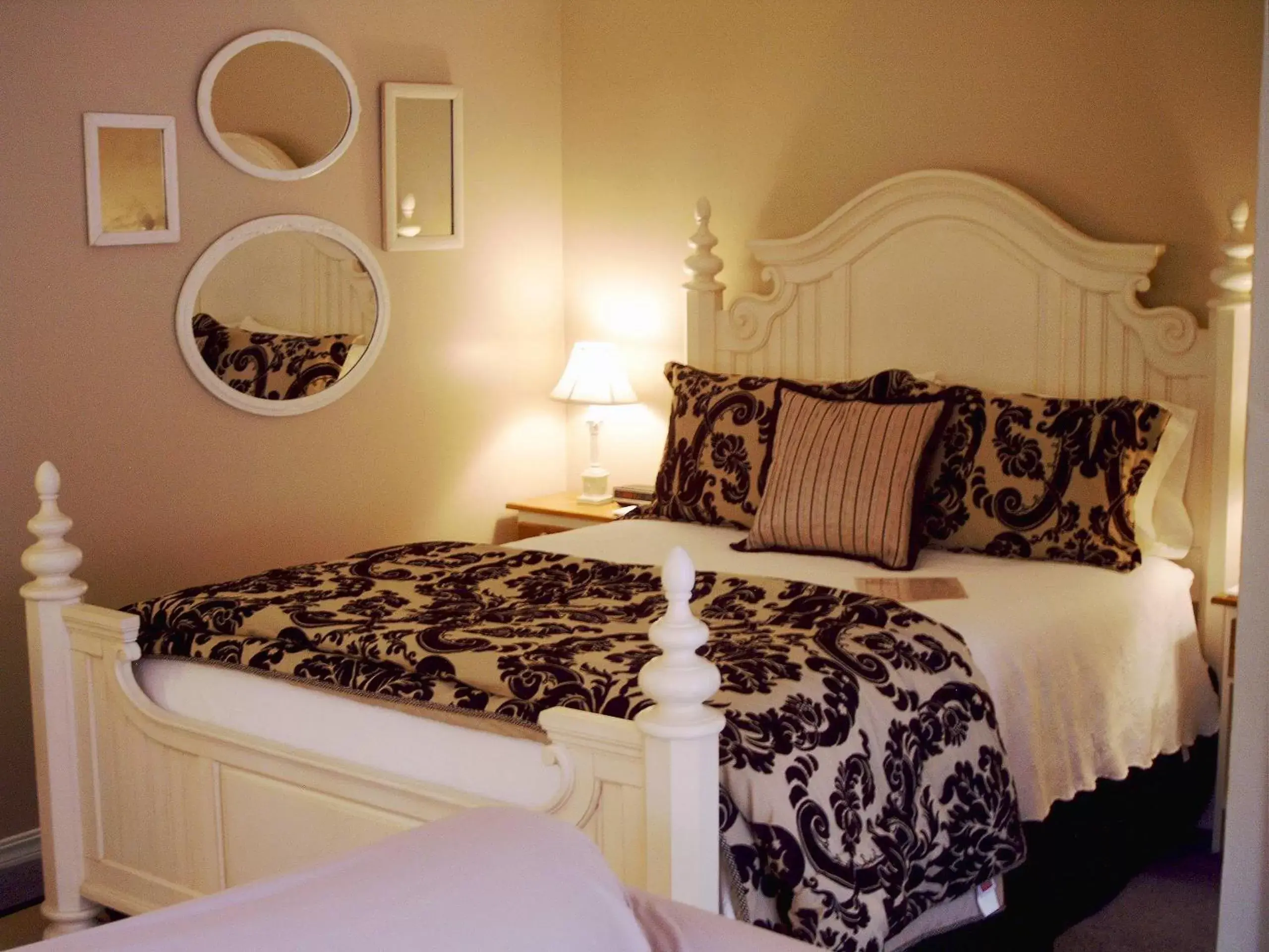 Bedroom, Bed in Heartstone Inn