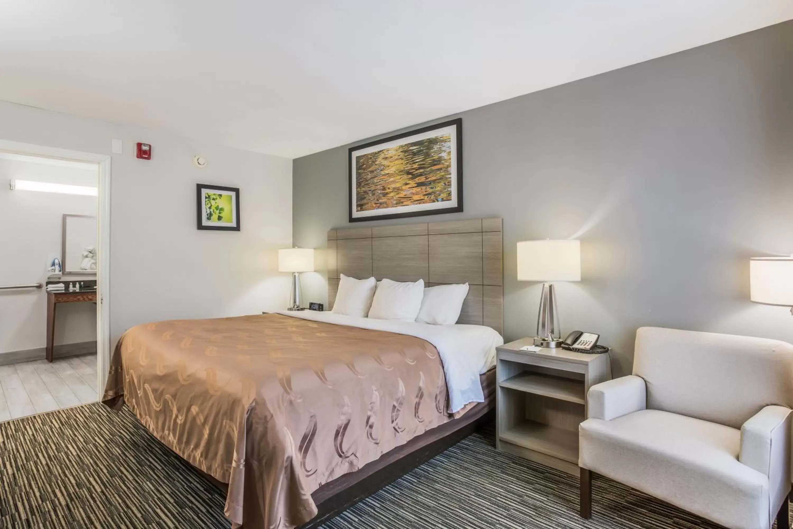 Bed in Quality Inn Gallatin-Nashville Metro