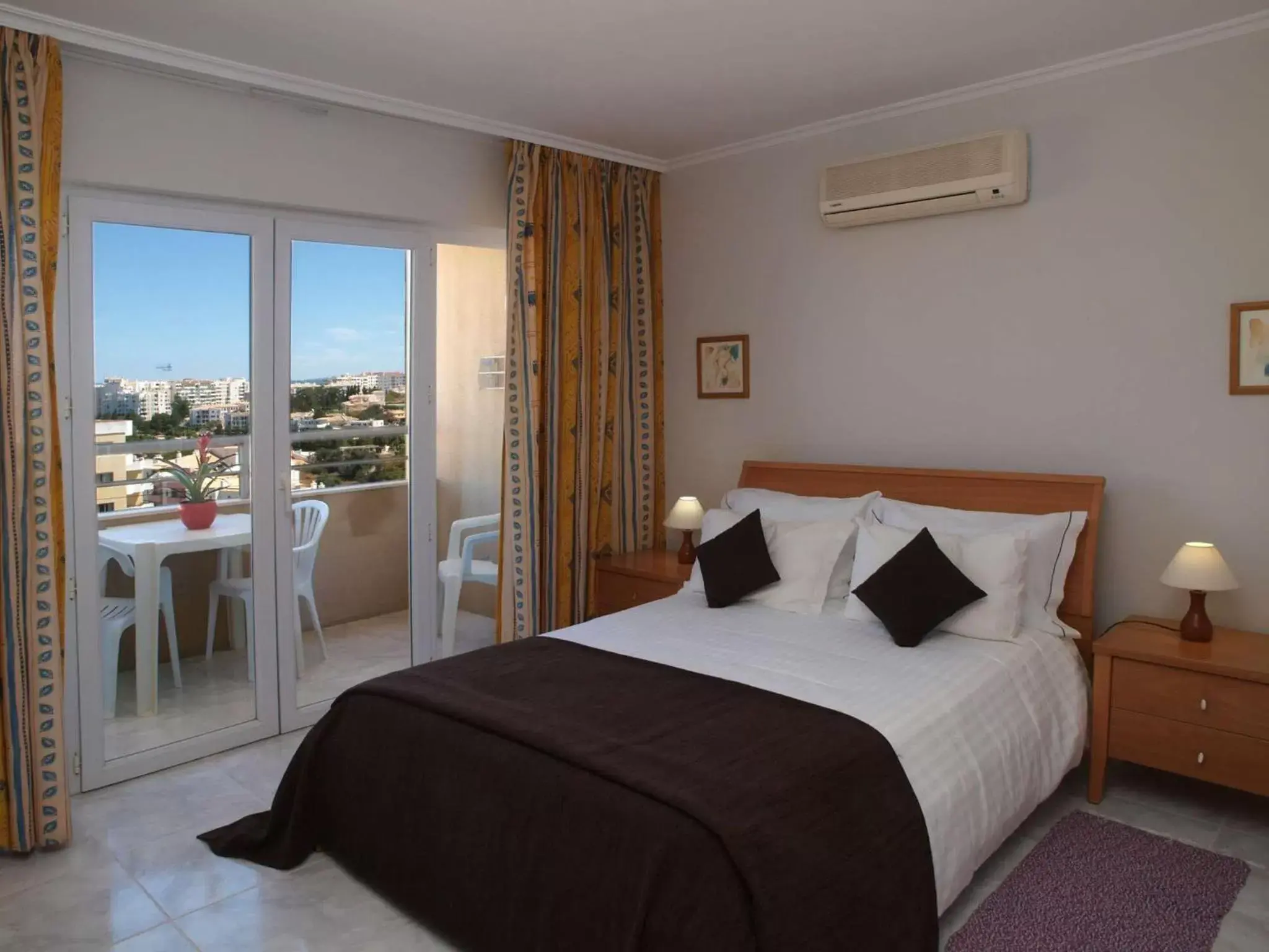 Bedroom, Bed in Apartamentos Jardins da Rocha Bedroom, Bed in Apartamentos Jardins da Rocha