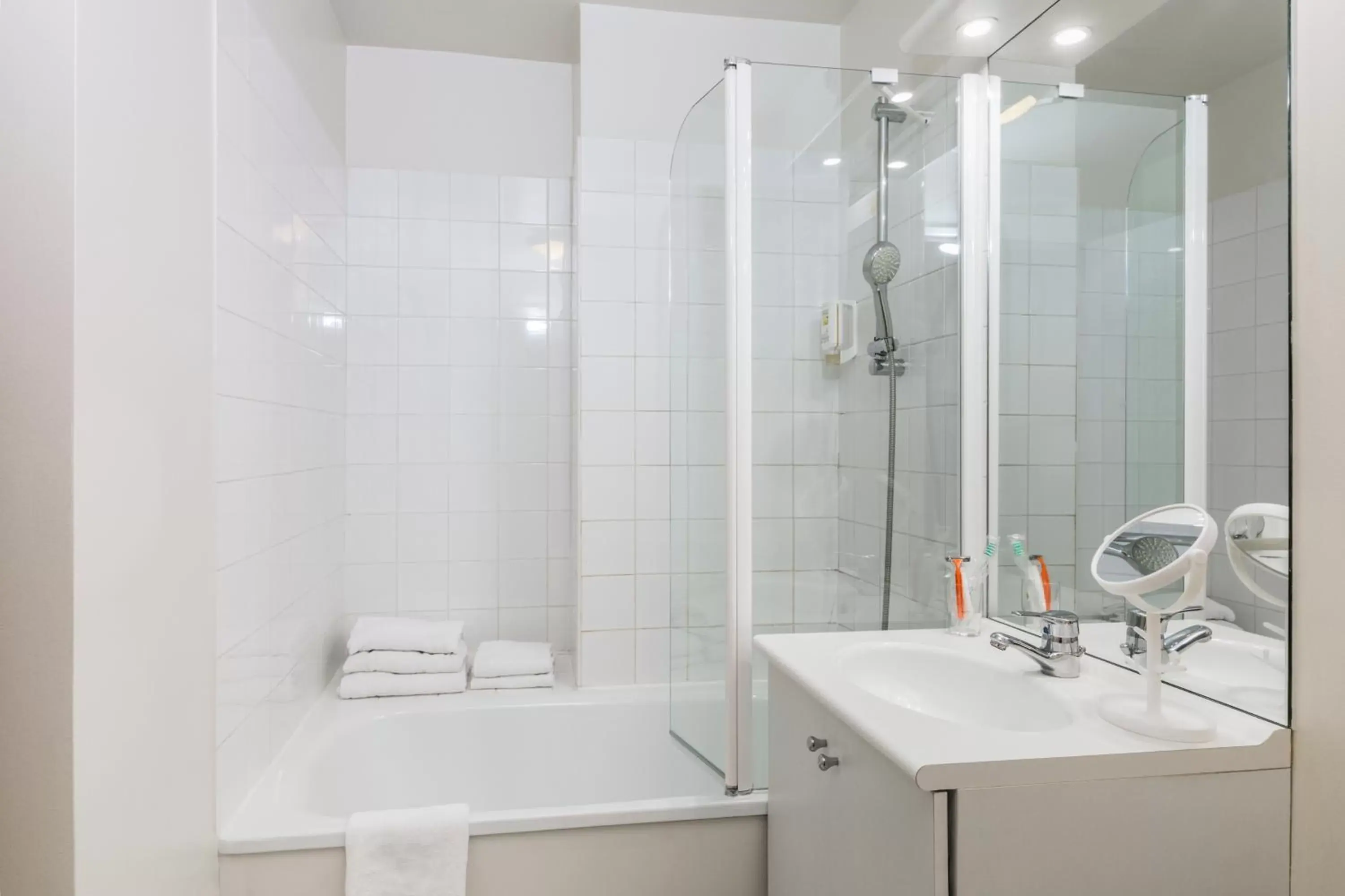 Bathroom in Aparthotel Adagio Access Paris Clamart