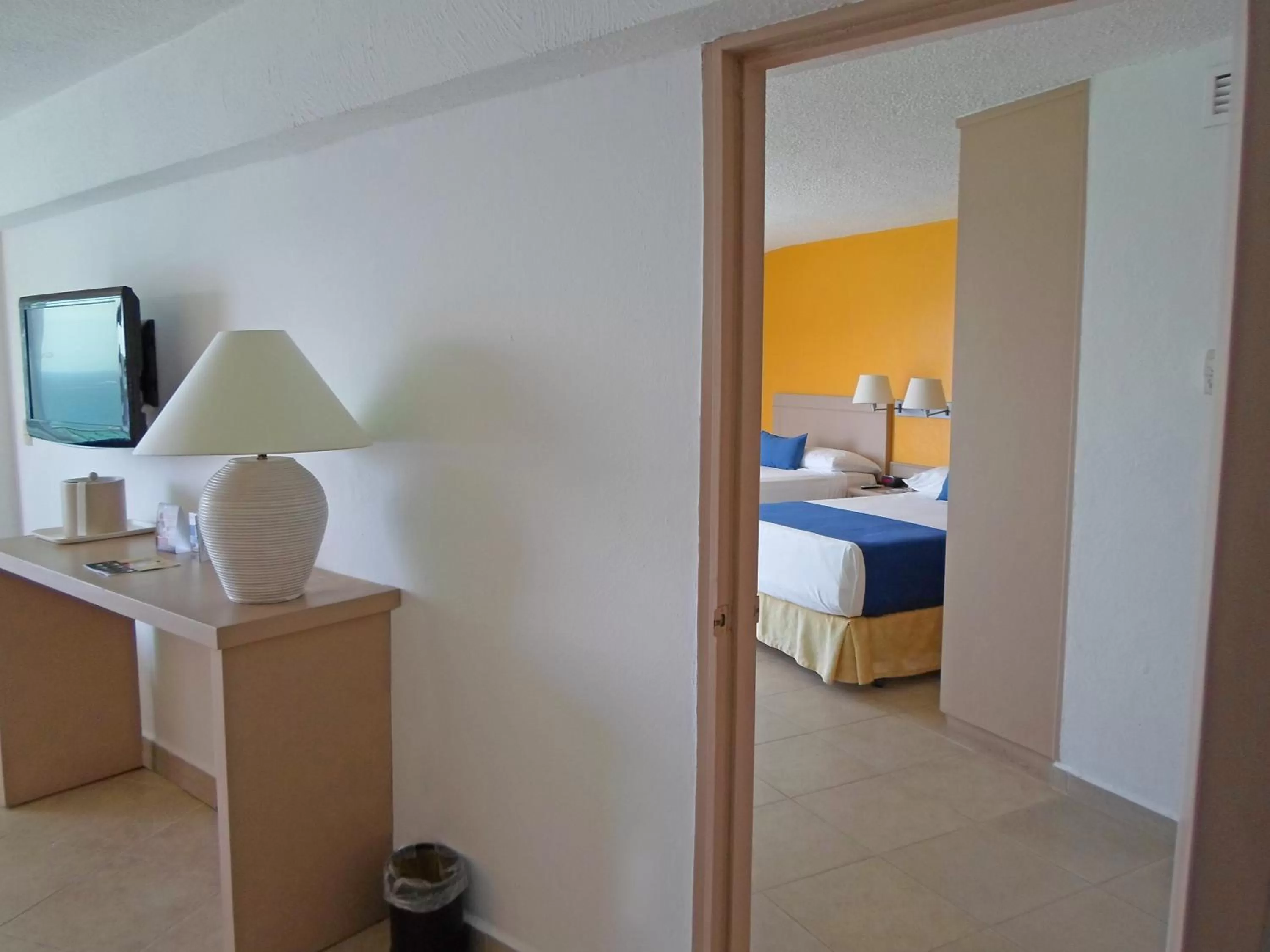 Photo of the whole room, Bed in Calinda Beach Acapulco