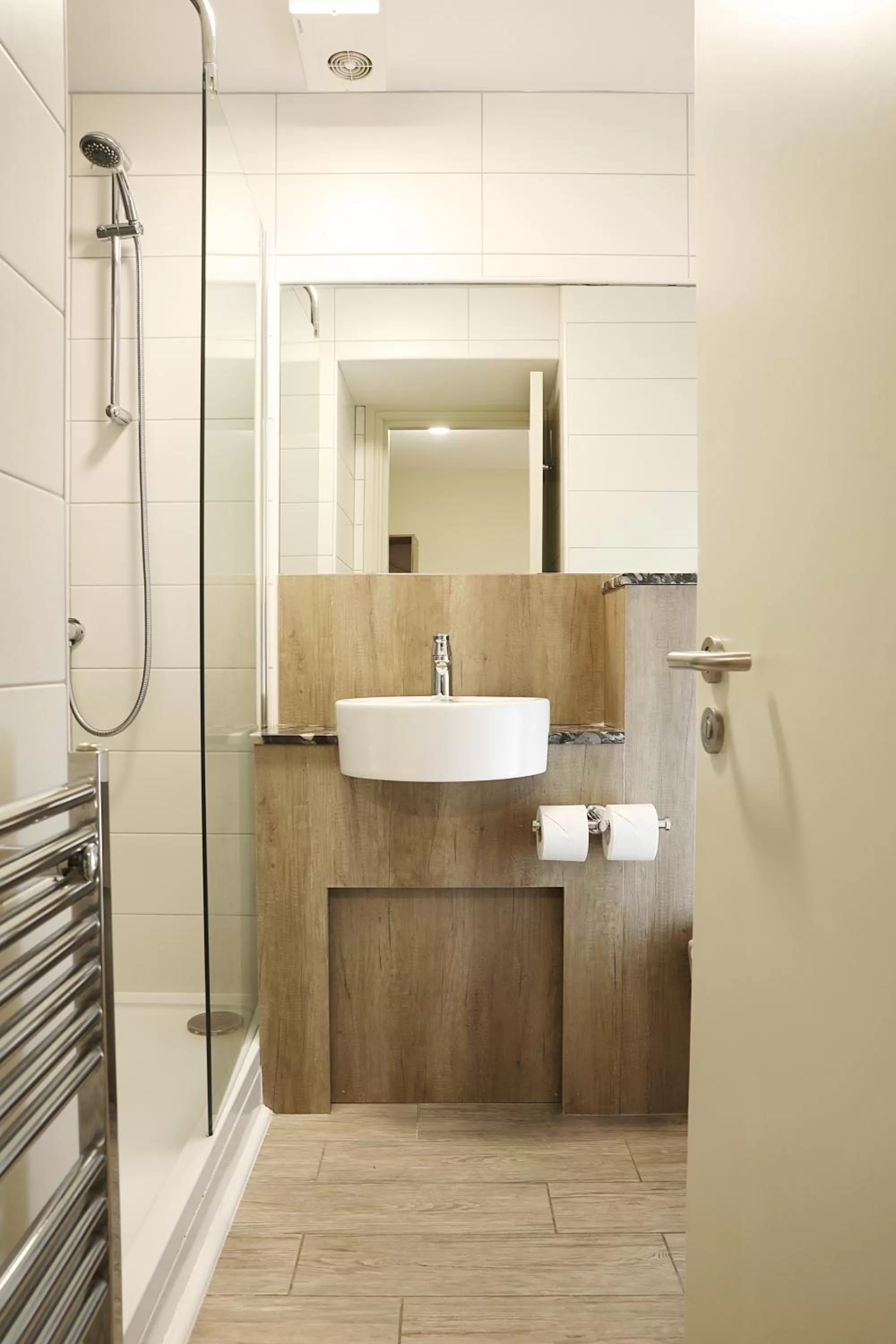 Shower in Cairn Hotel & Apartments