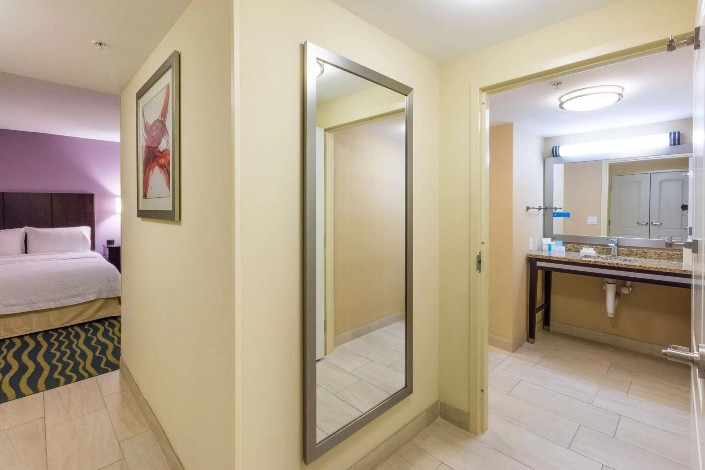 Bathroom, Bed in Hampton Inn Daytona Beach/Beachfront