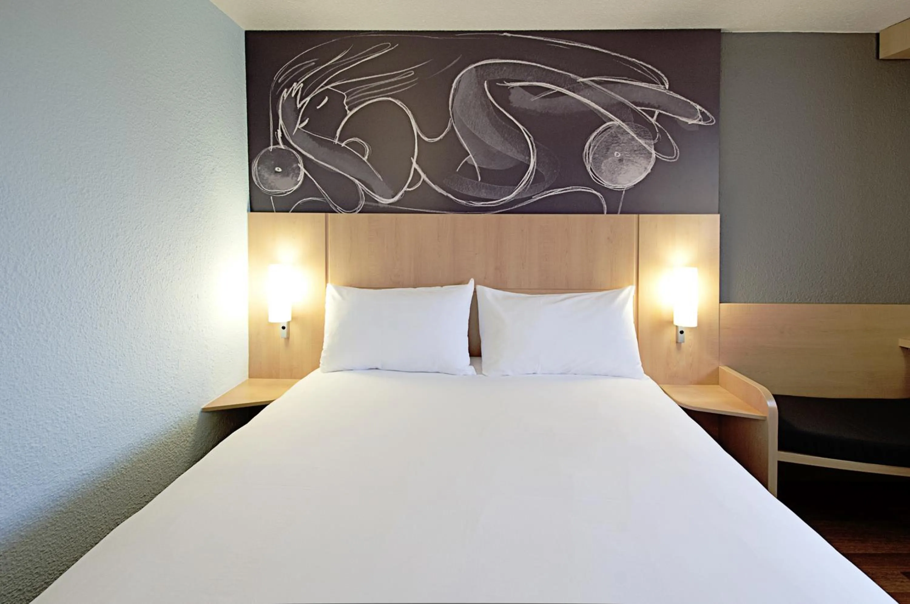 Bed in Ibis Barcelona Meridiana