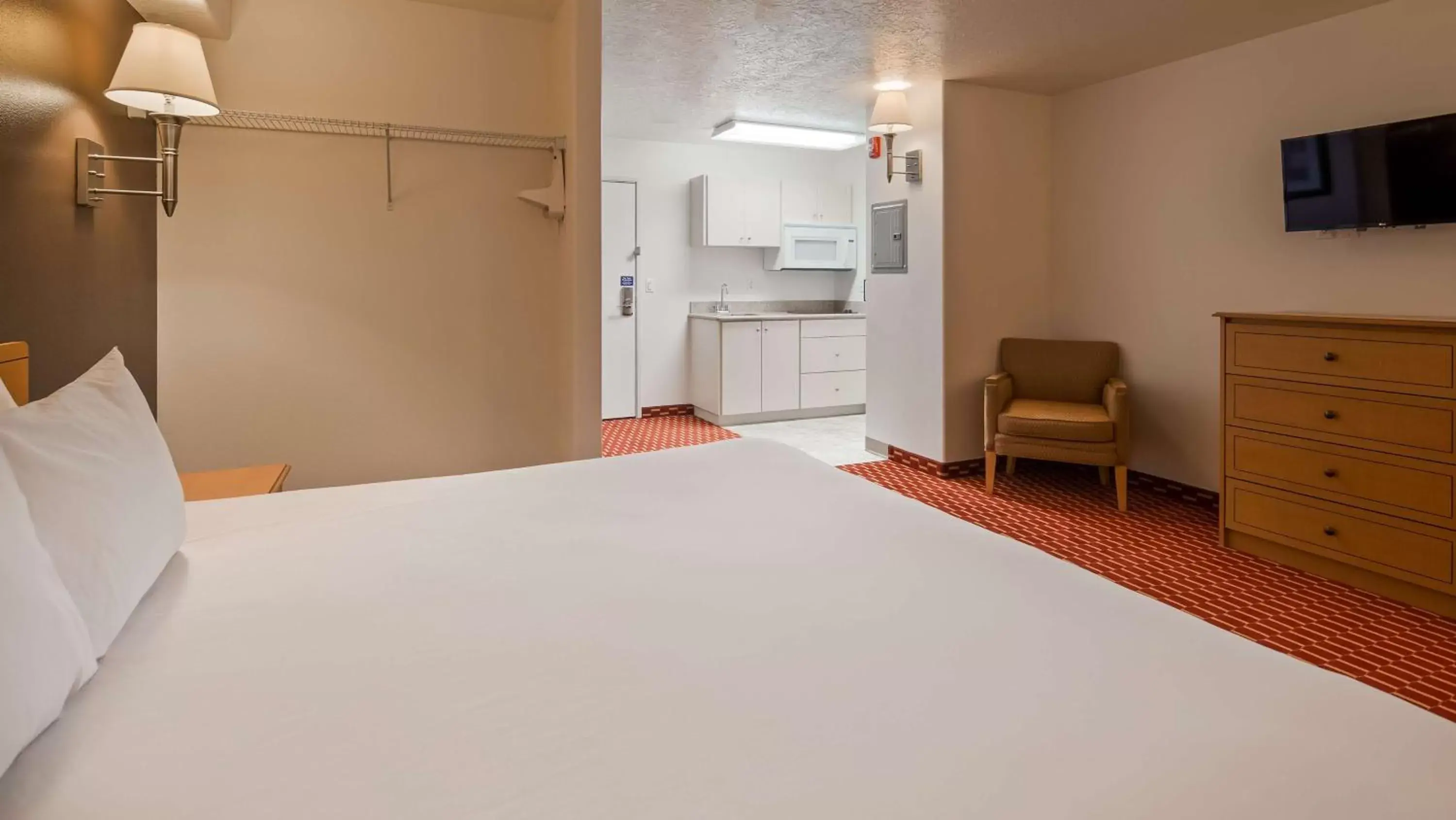 Photo of the whole room, Bed in SureStay Plus Hotel by Best Western Vernal