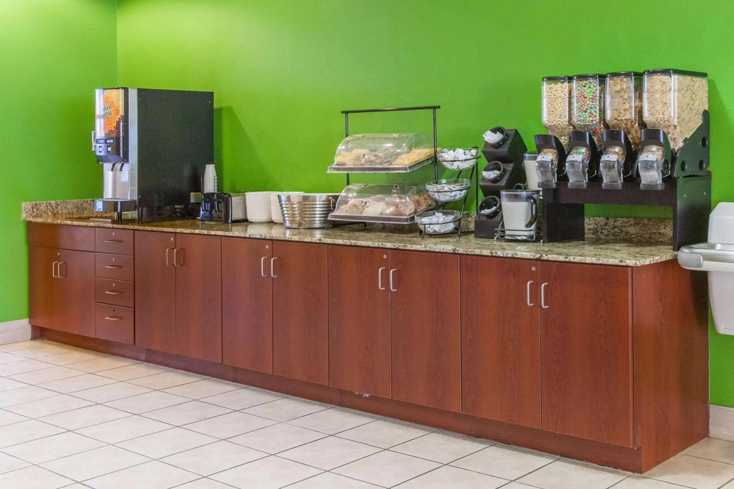 Restaurant/places to eat in Microtel Inn by Wyndham Rogers Restaurant/places to eat in Microtel Inn by Wyndham Rogers