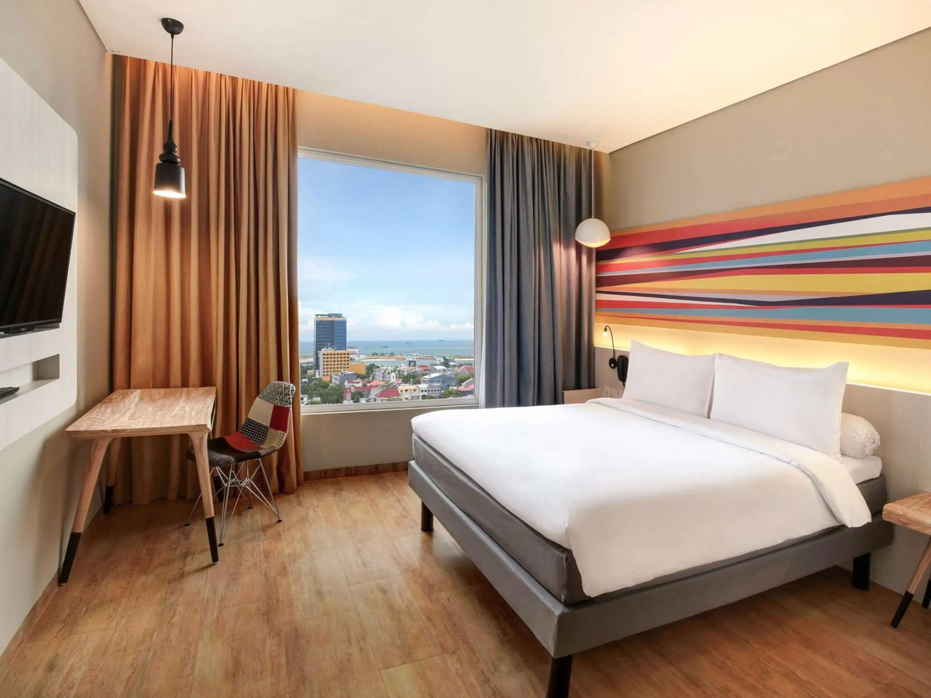 Photo of the whole room in Ibis Styles Makassar Sam Ratulangi