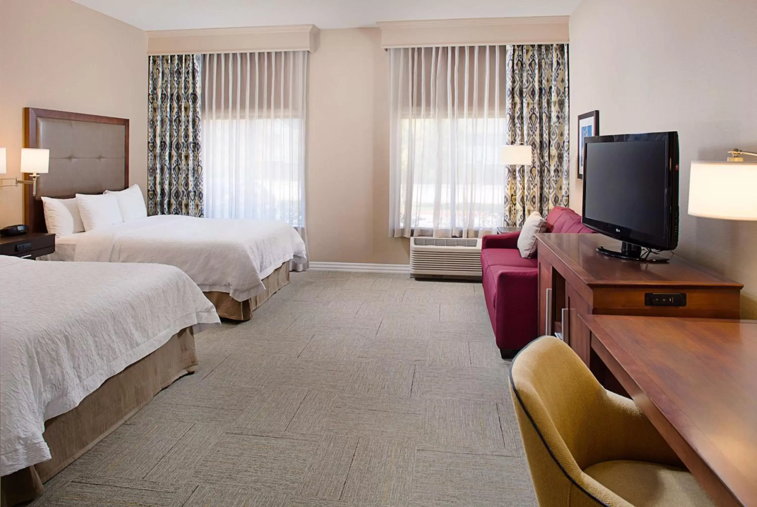 Bedroom, TV/Entertainment Center in Hampton Inn By Hilton & Suites Denton