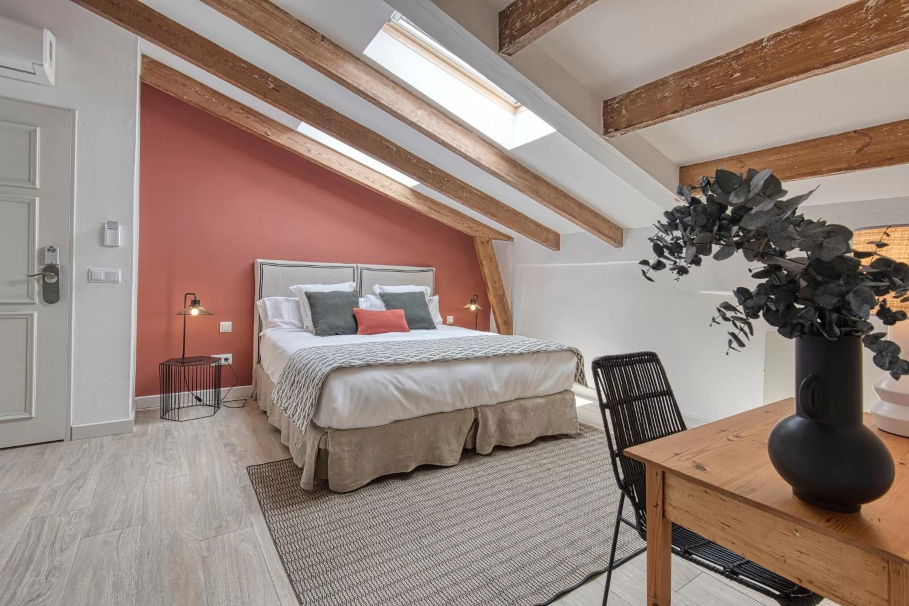 Photo of the whole room, Bed in Can Alberti 1740 Boutique Hotel