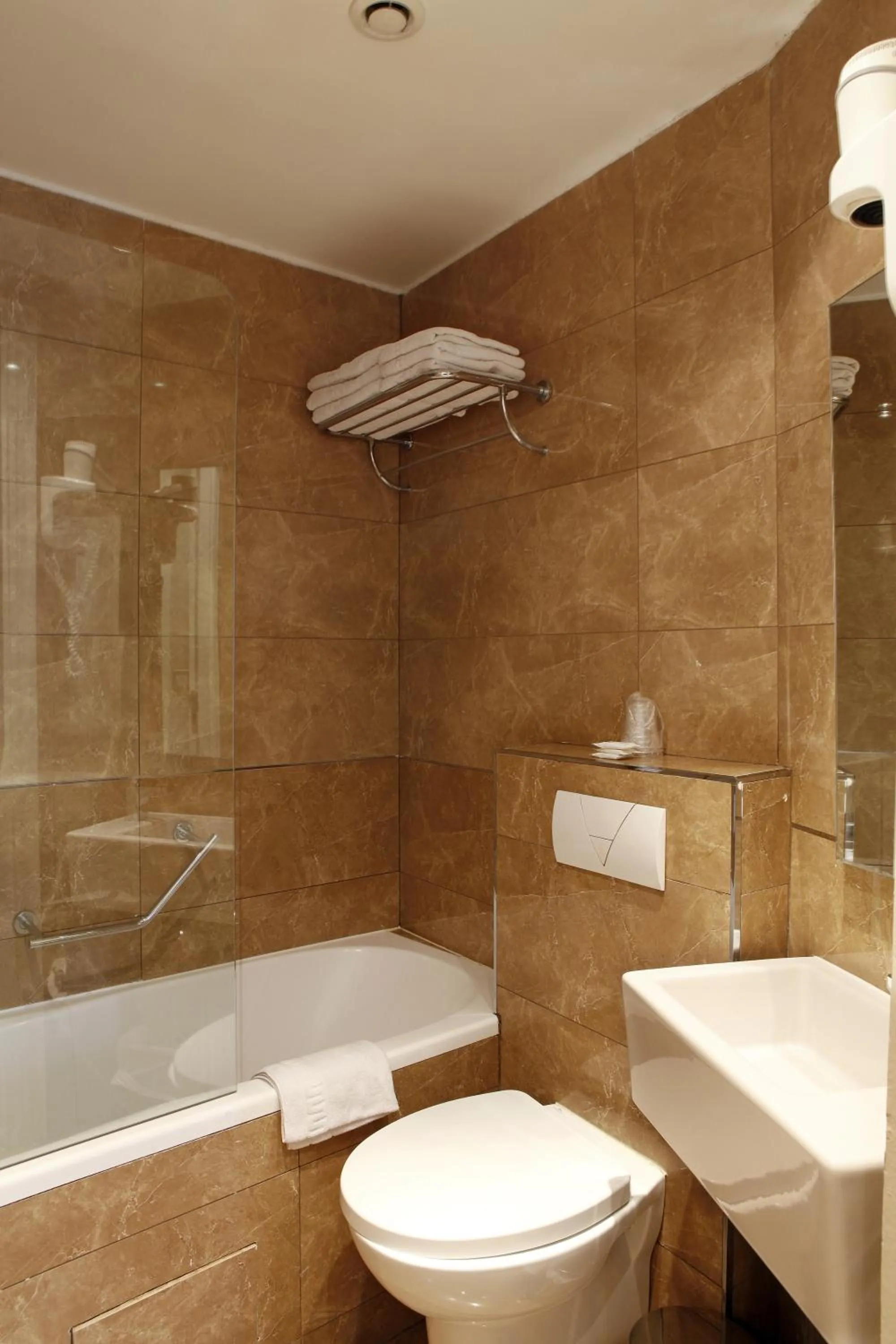 Bathroom in Sure Hotel by Best Western Paris Gare du Nord