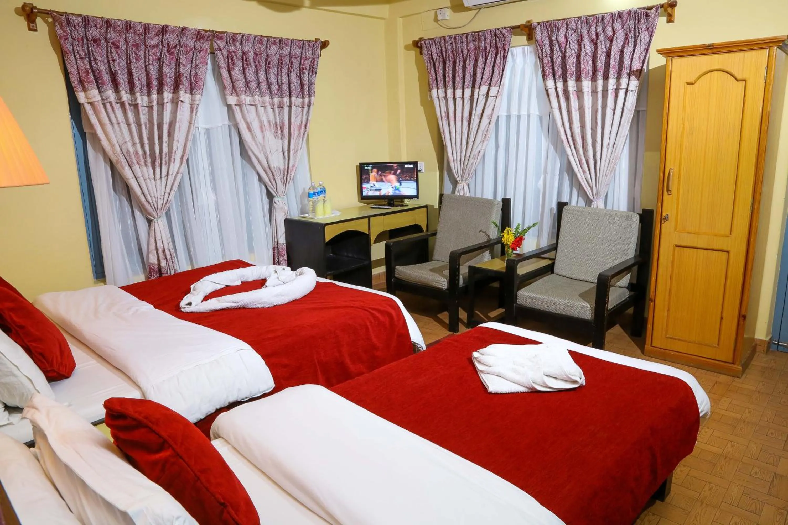 Bed in Hotel Silver Oaks Inn