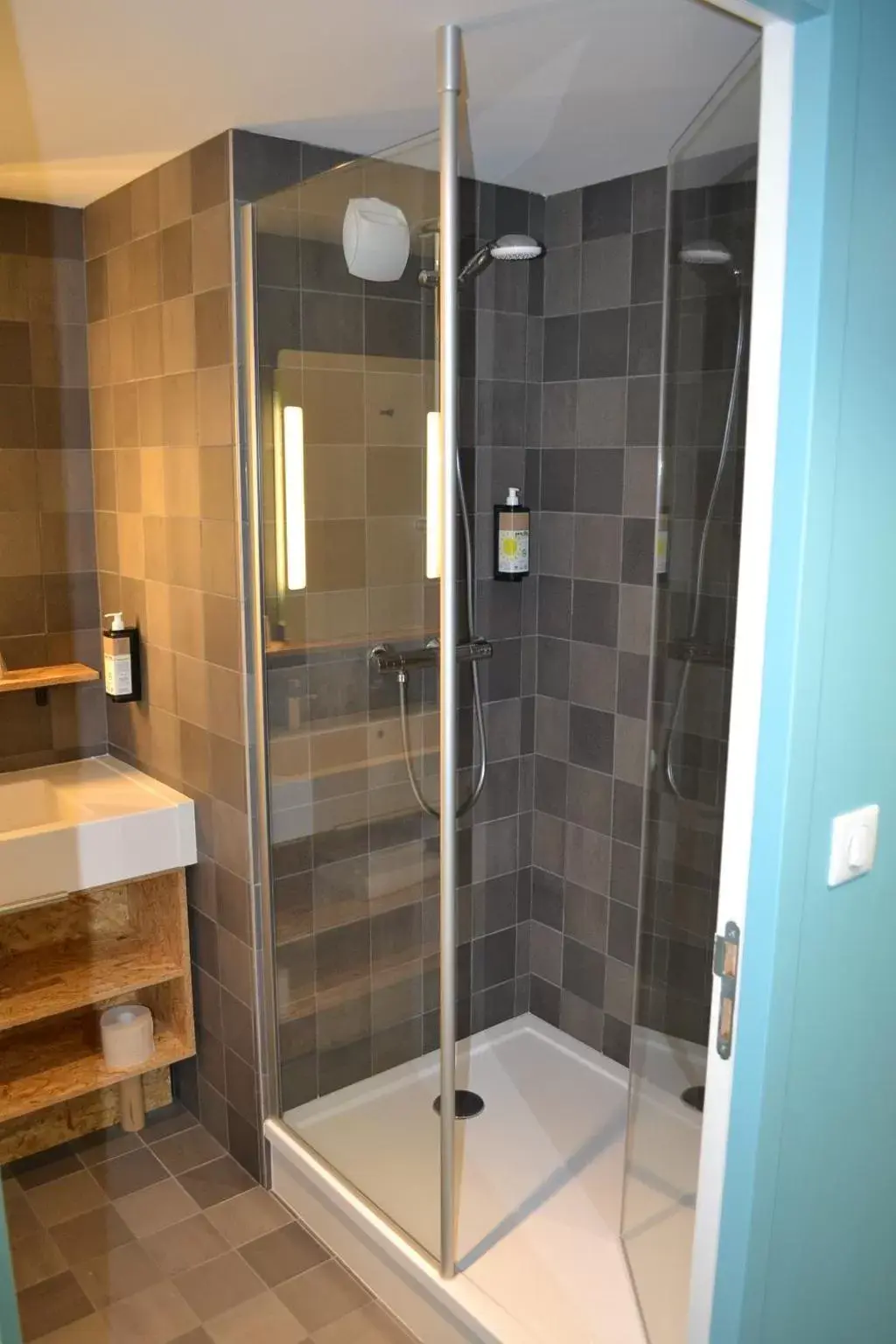 Shower, Bathroom in greet Hotel Rennes Pace