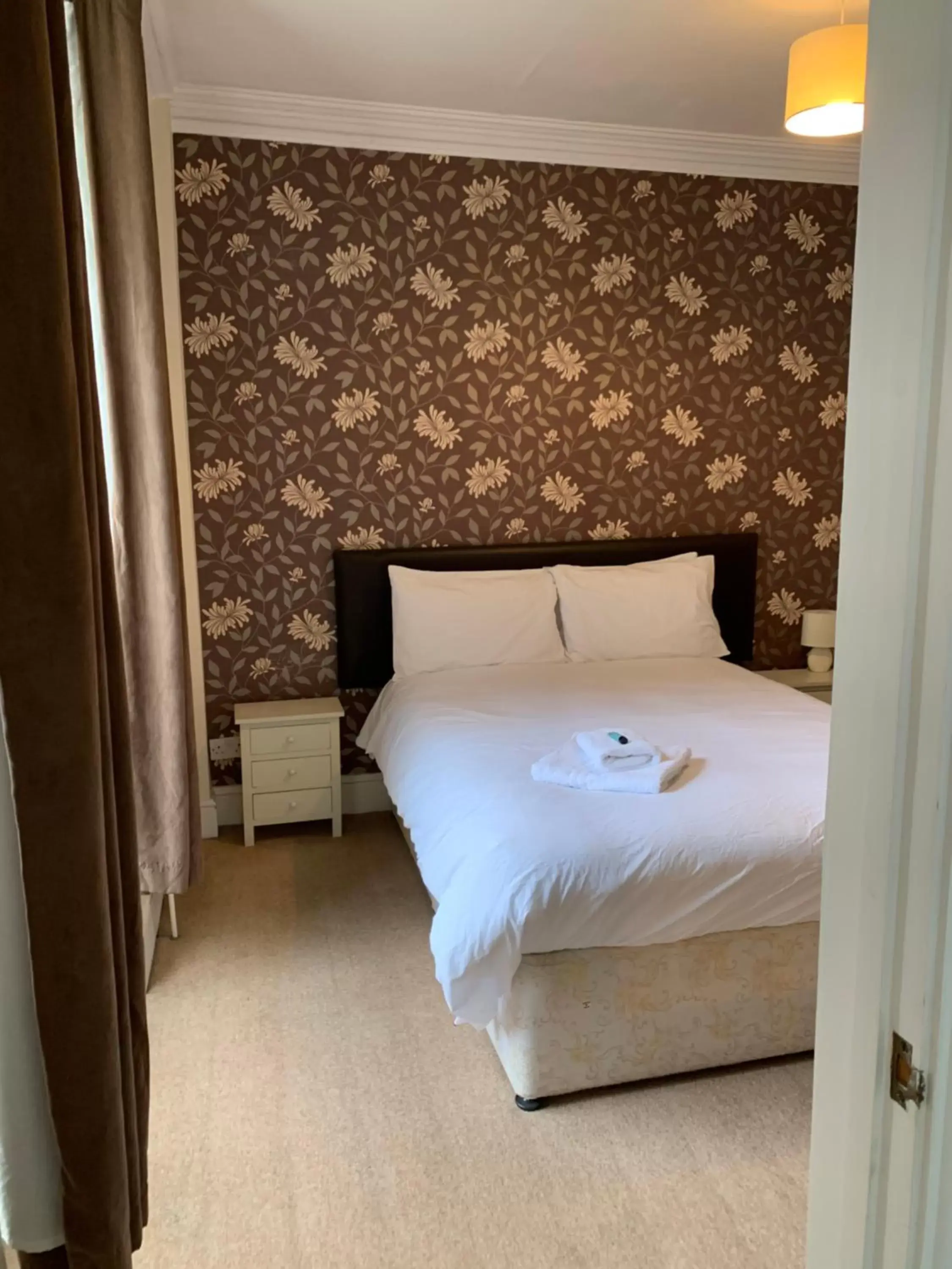 Bedroom, Bed in Queens Hotel