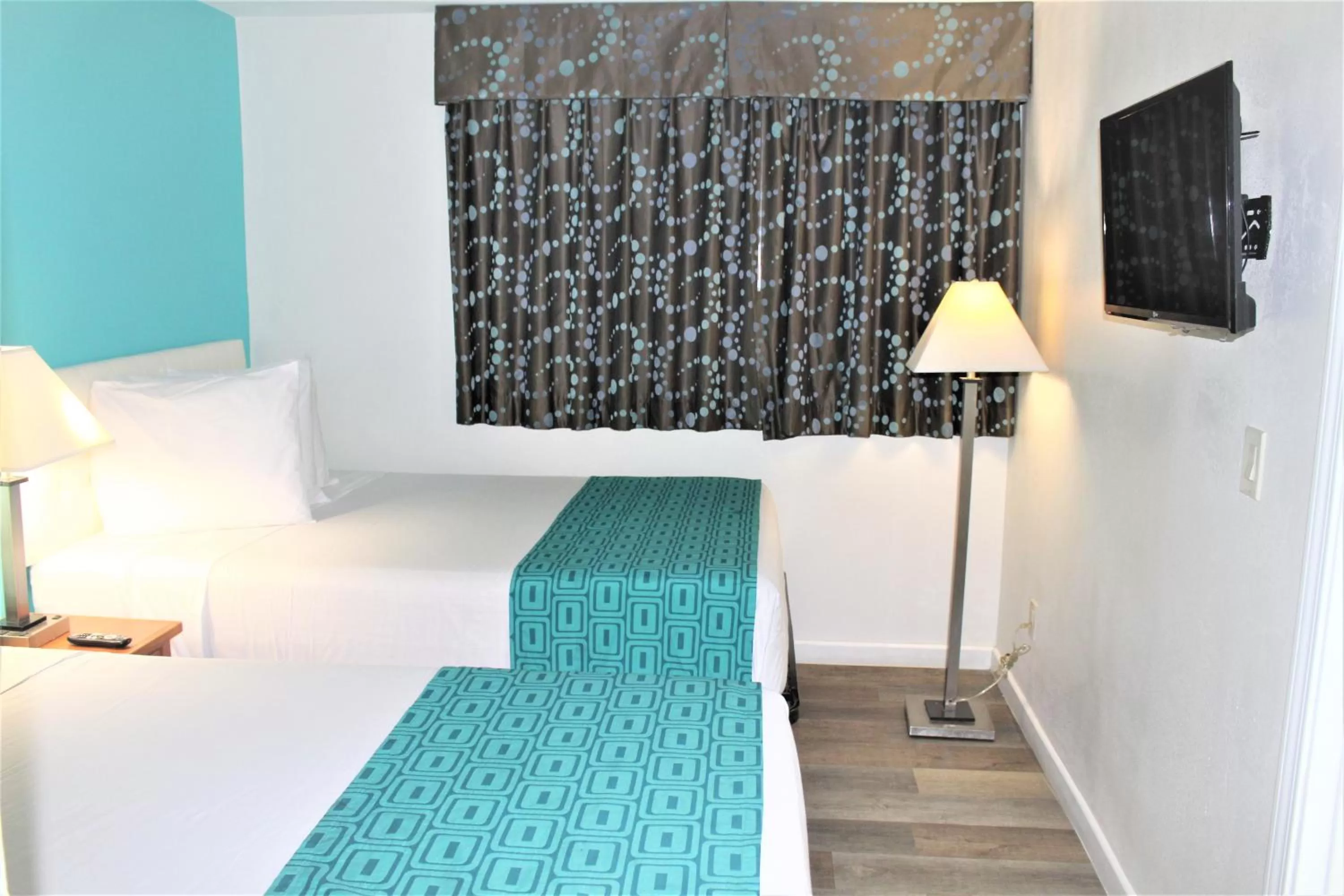 Bedroom, Bed in Howard Johnson Suites by Wyndham San Diego Chula Vista BayFront