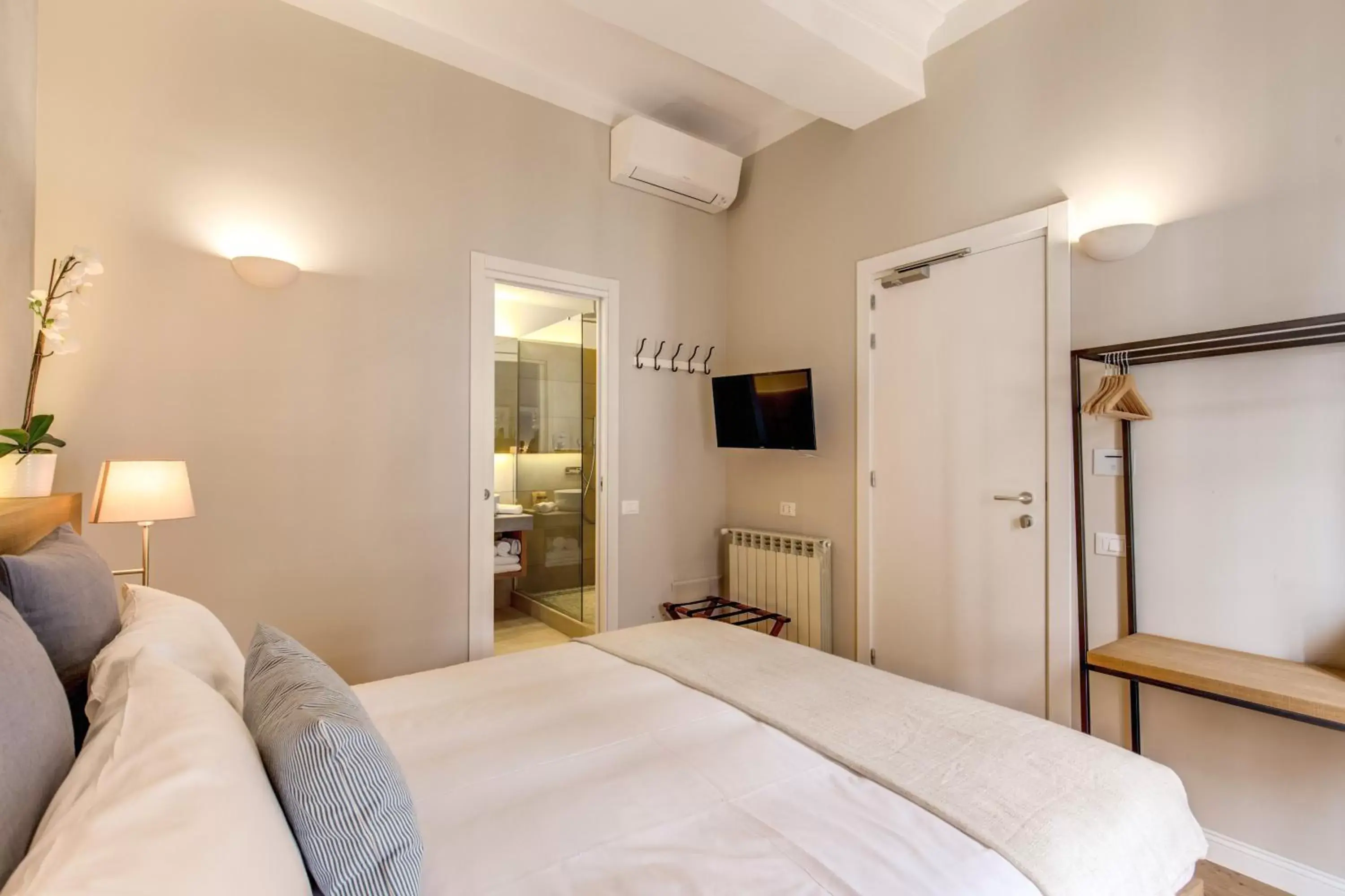 Bedroom, Bed in The Spanish Suite Campo de' Fiori