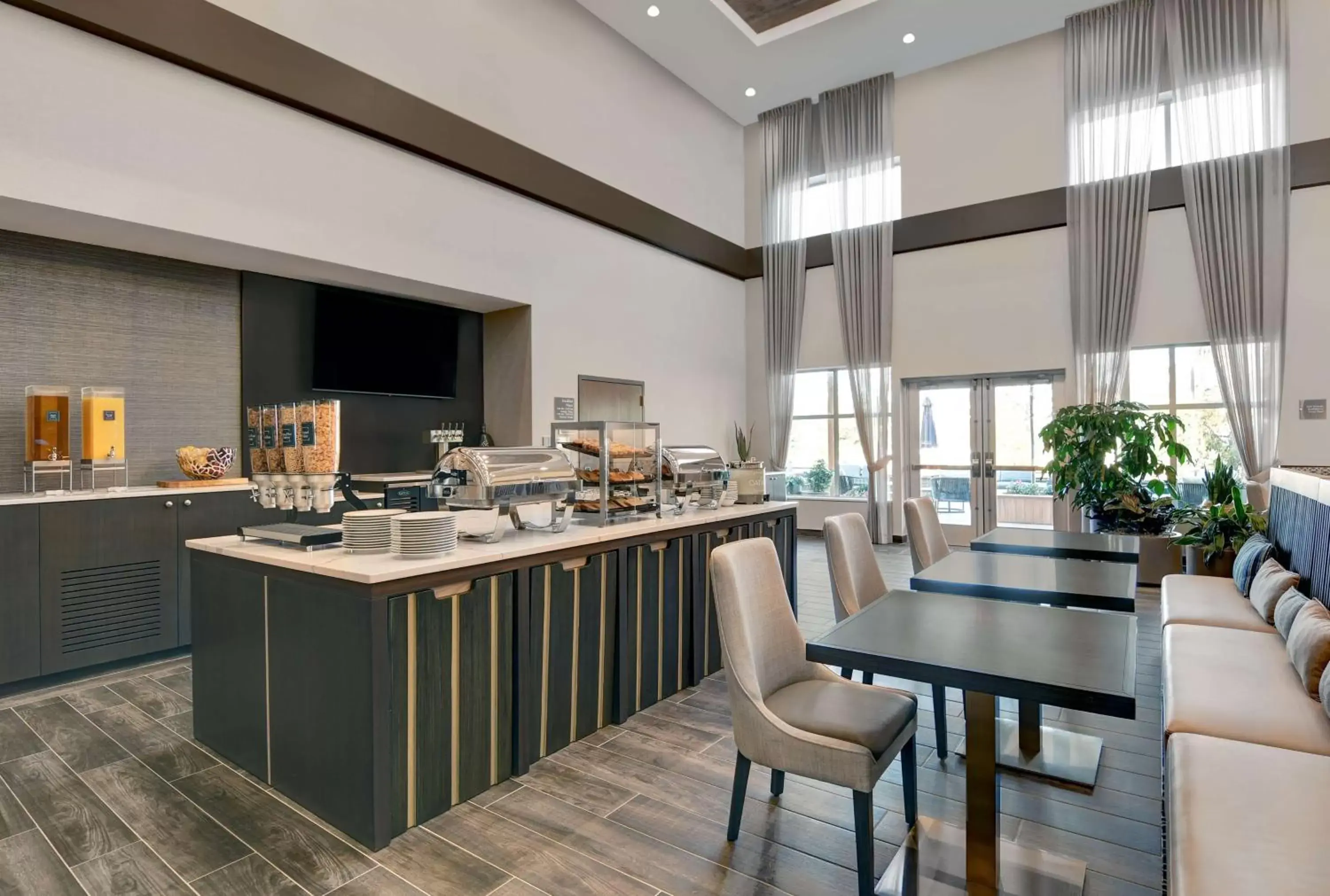 Breakfast, Restaurant/Places to Eat in Homewood Suites By Hilton Edison Woodbridge, NJ