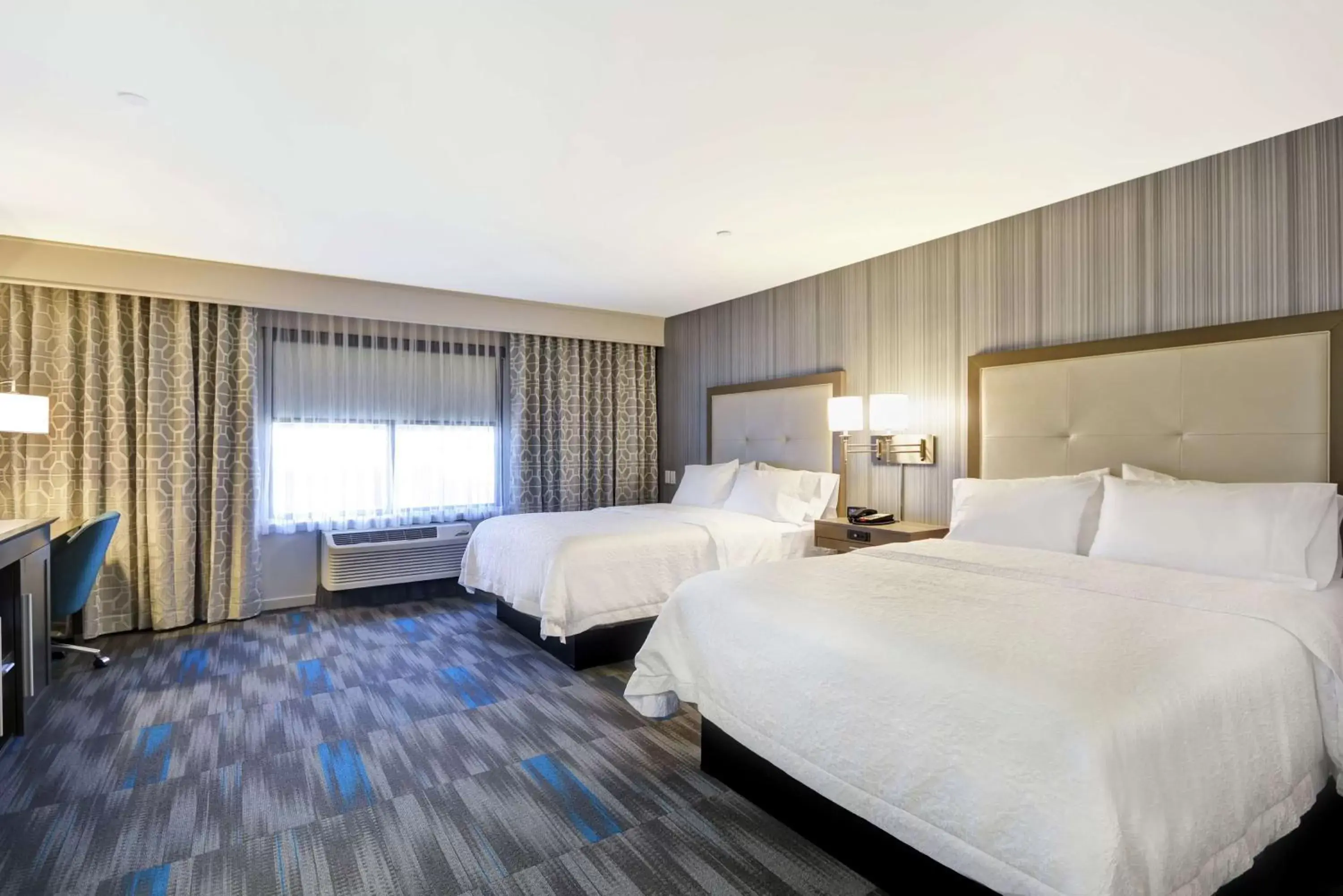 Bed in Hampton Inn & Suites Los Angeles Burbank Airport