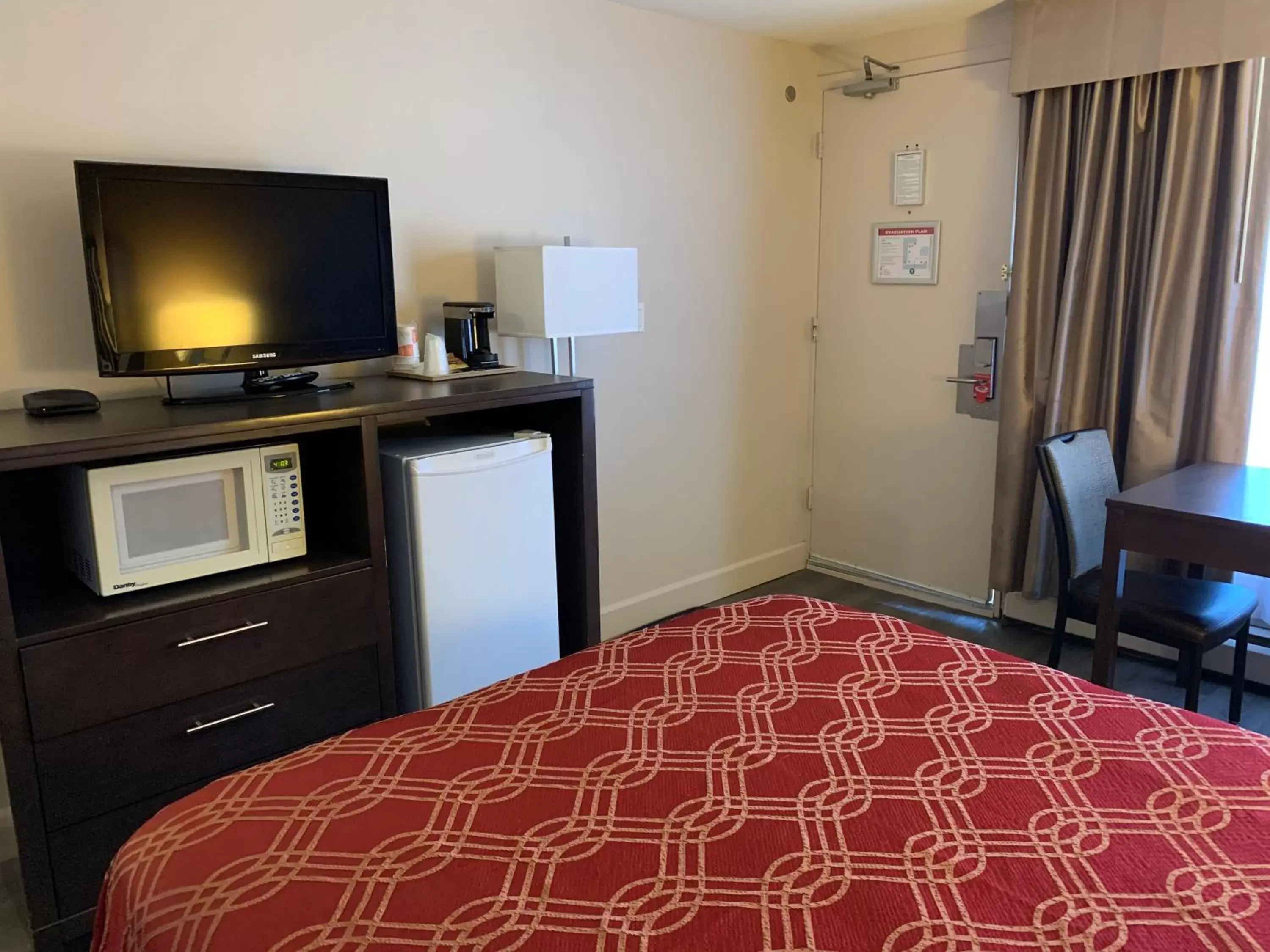 Bed, TV/Entertainment Center in Econo Lodge Inn and Suites Lethbridge
