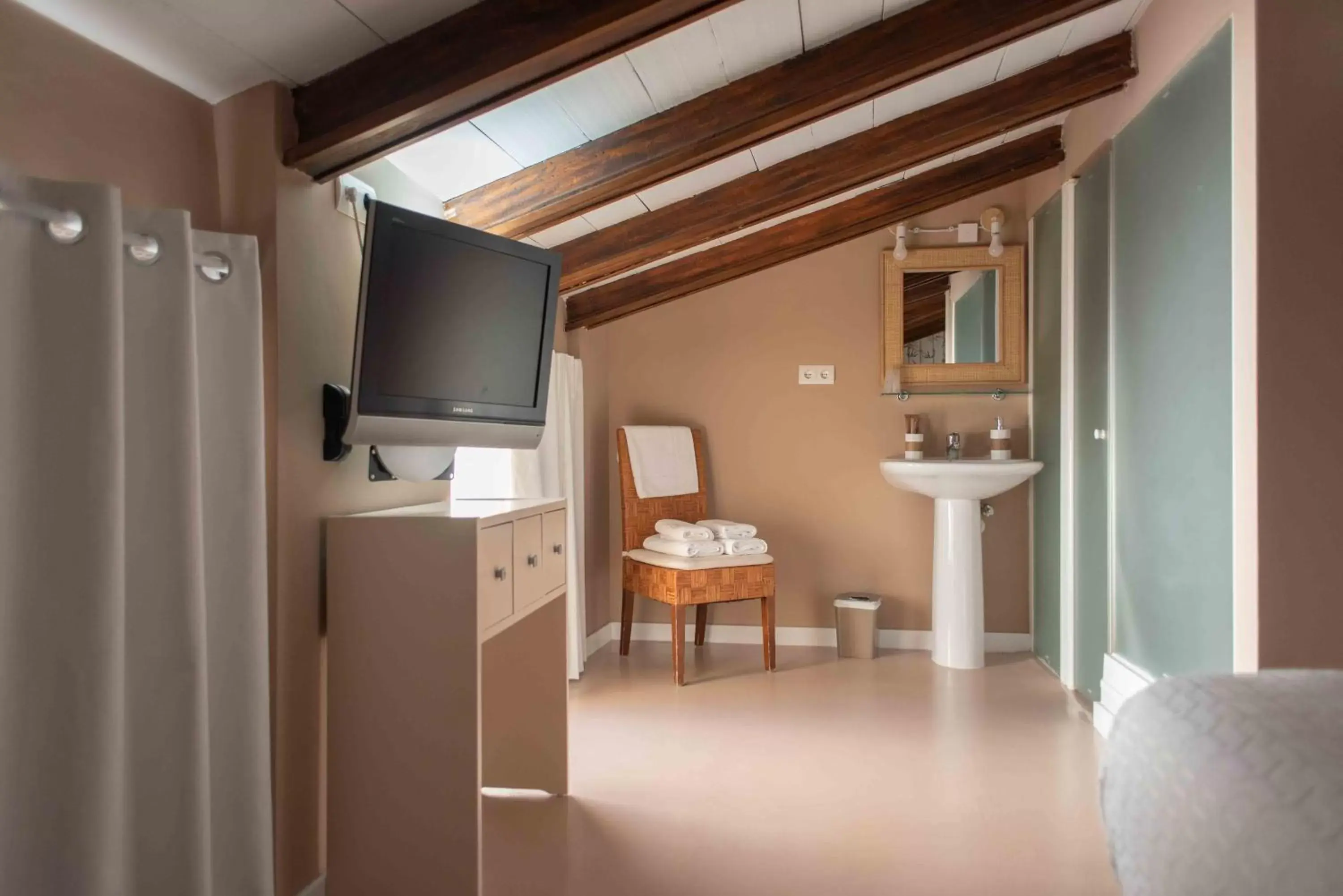 Bathroom, TV/Entertainment Center in Hotel Almunia