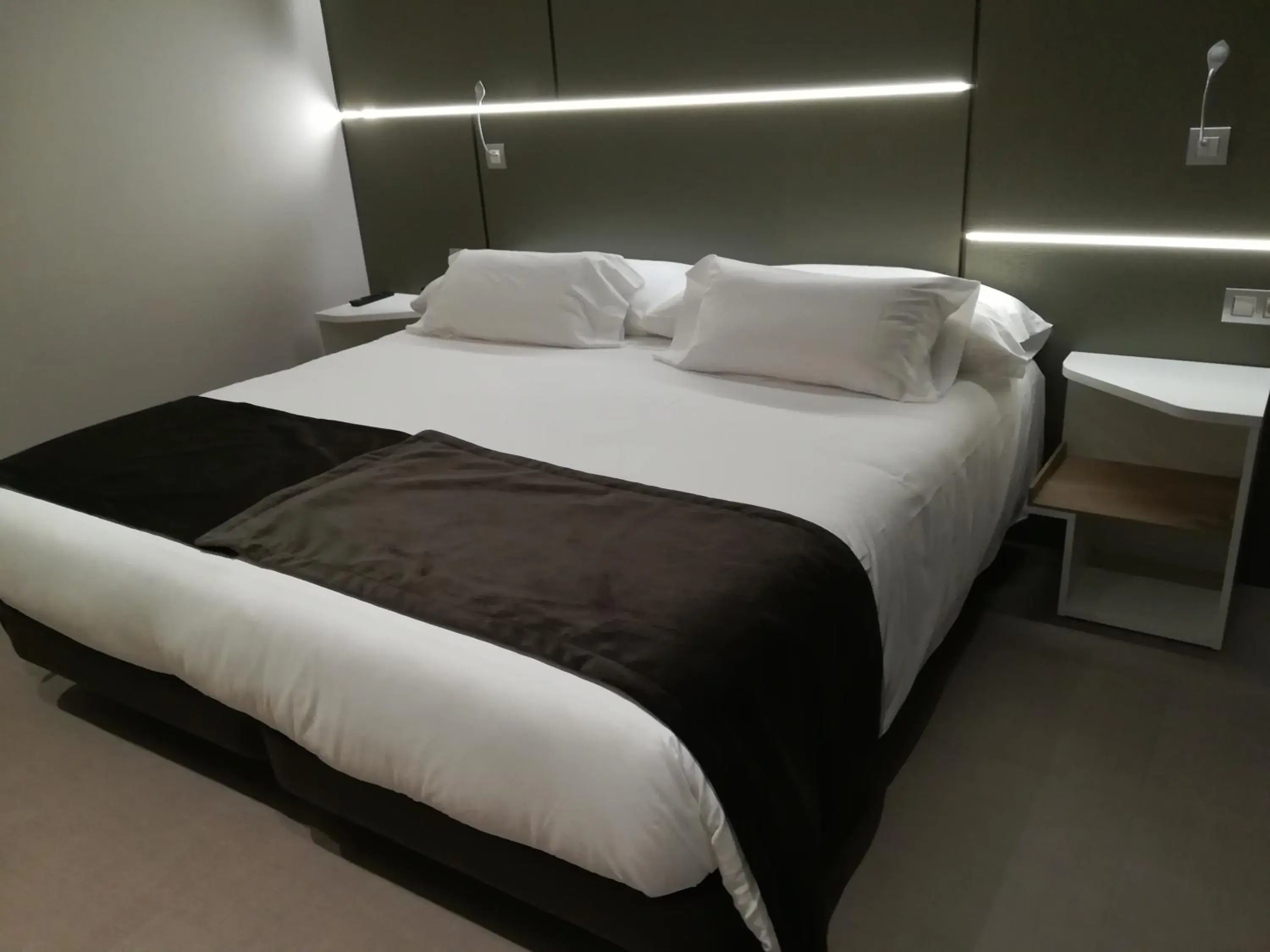 Bedroom, Bed in Hotel & Spa Ciudad de Bin¿r