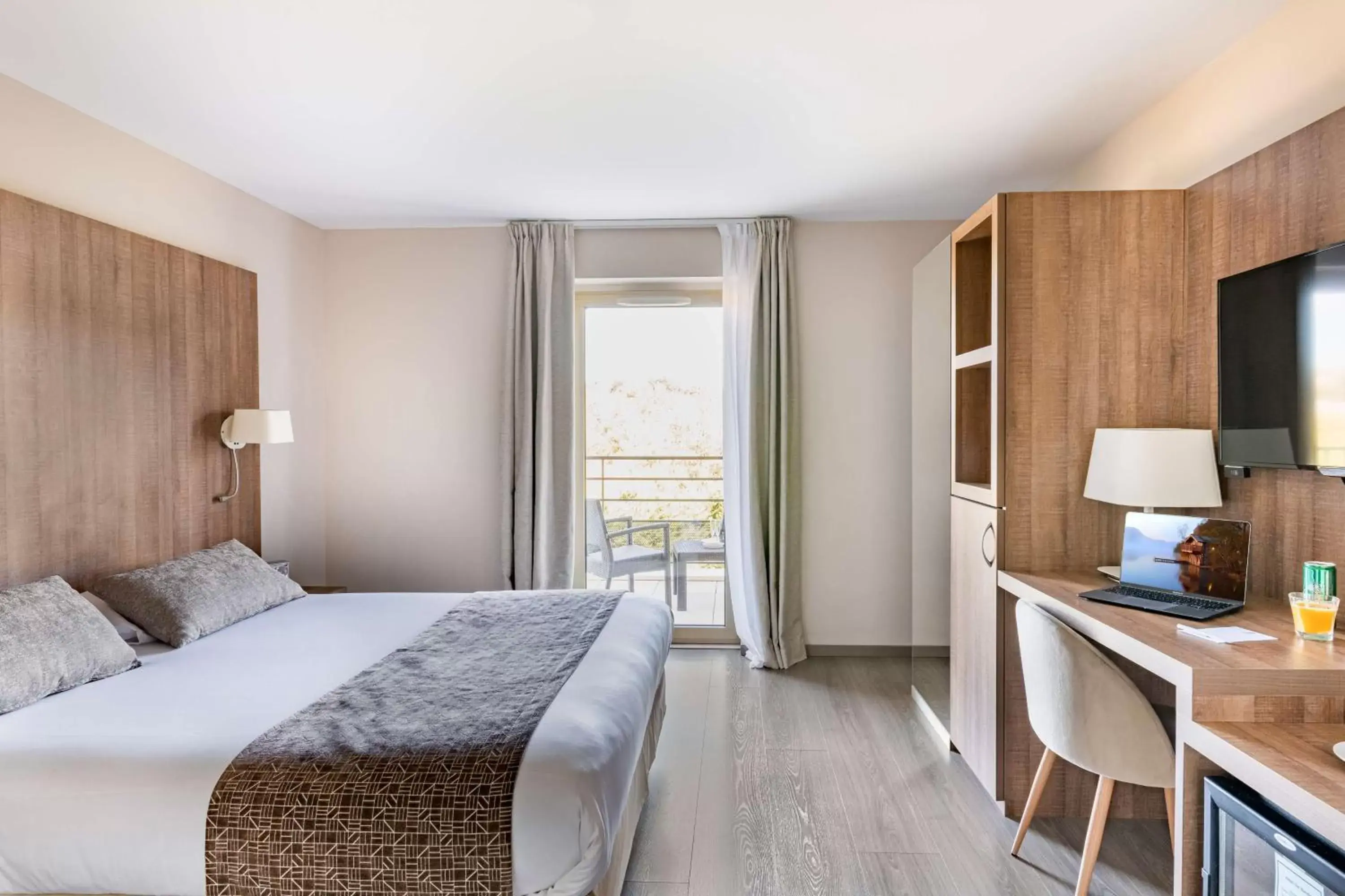 Bedroom in Best Western Hôtel des Barolles - Lyon Sud