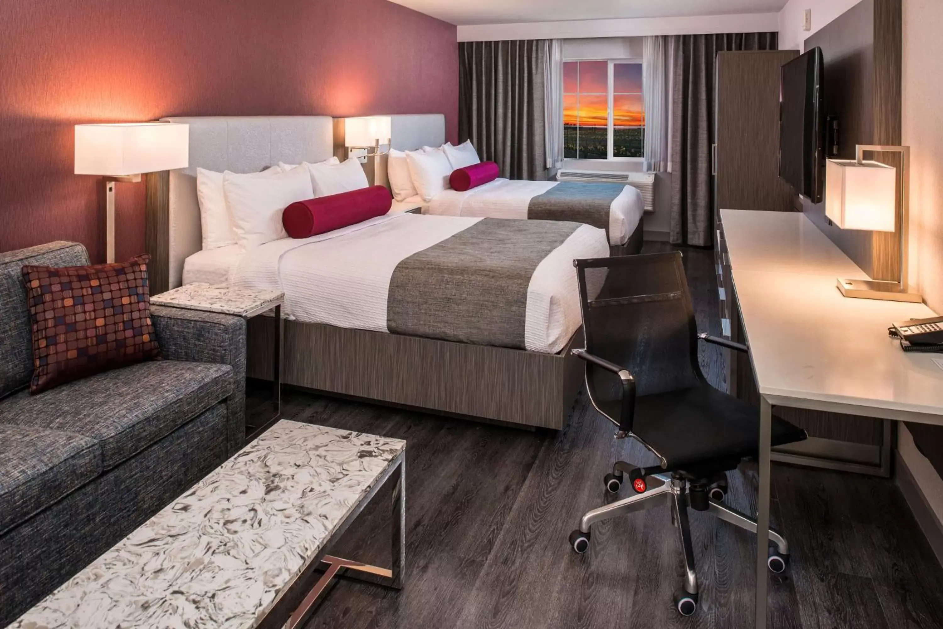 Living room, Bed in Best Western Plus Temecula Wine Country Hotel & Suites