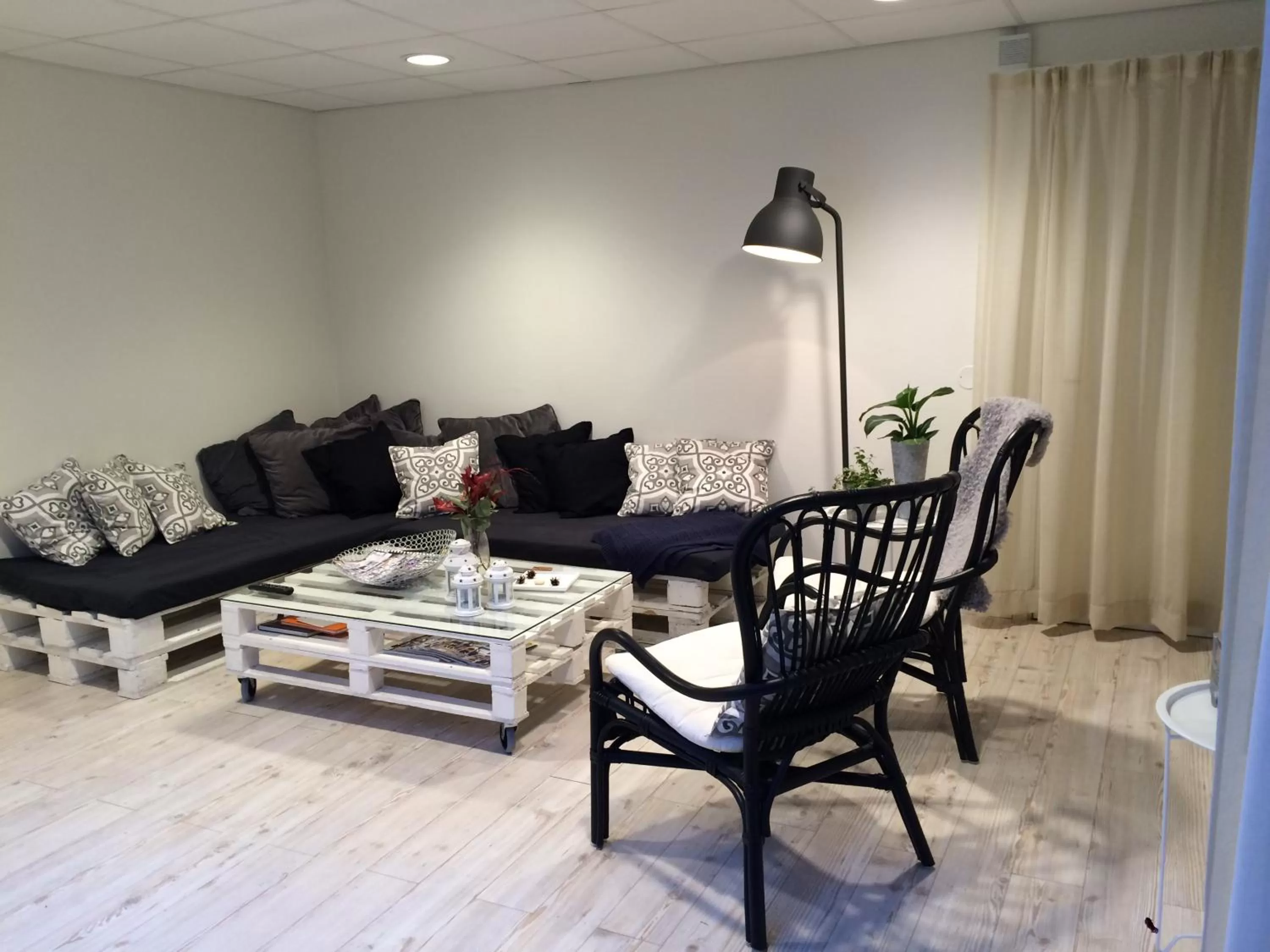 Communal lounge/ TV room, Seating Area in Le Mat B&B Åkersberga