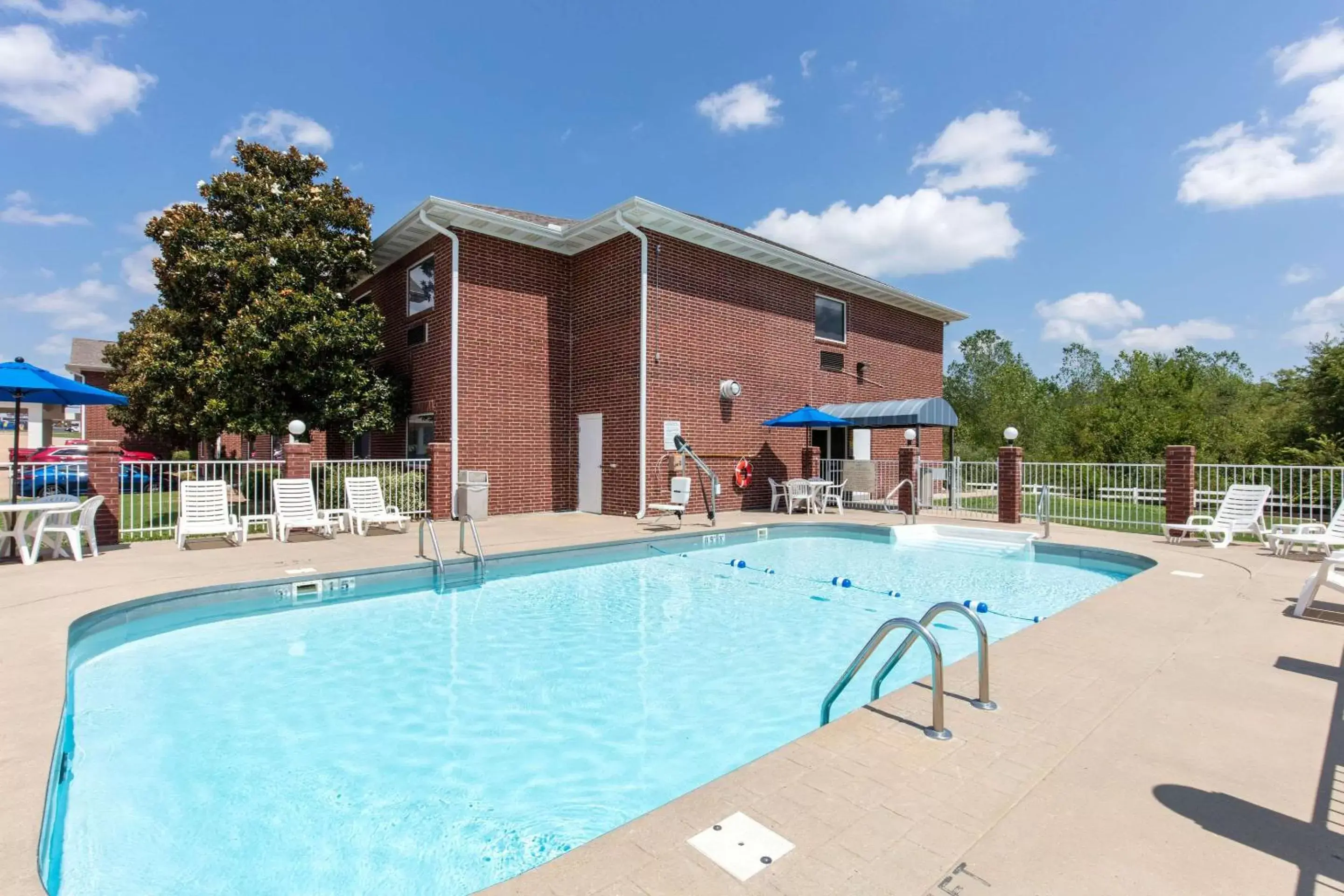 On site, Swimming Pool in Quality Inn & Suites Mountain Home North