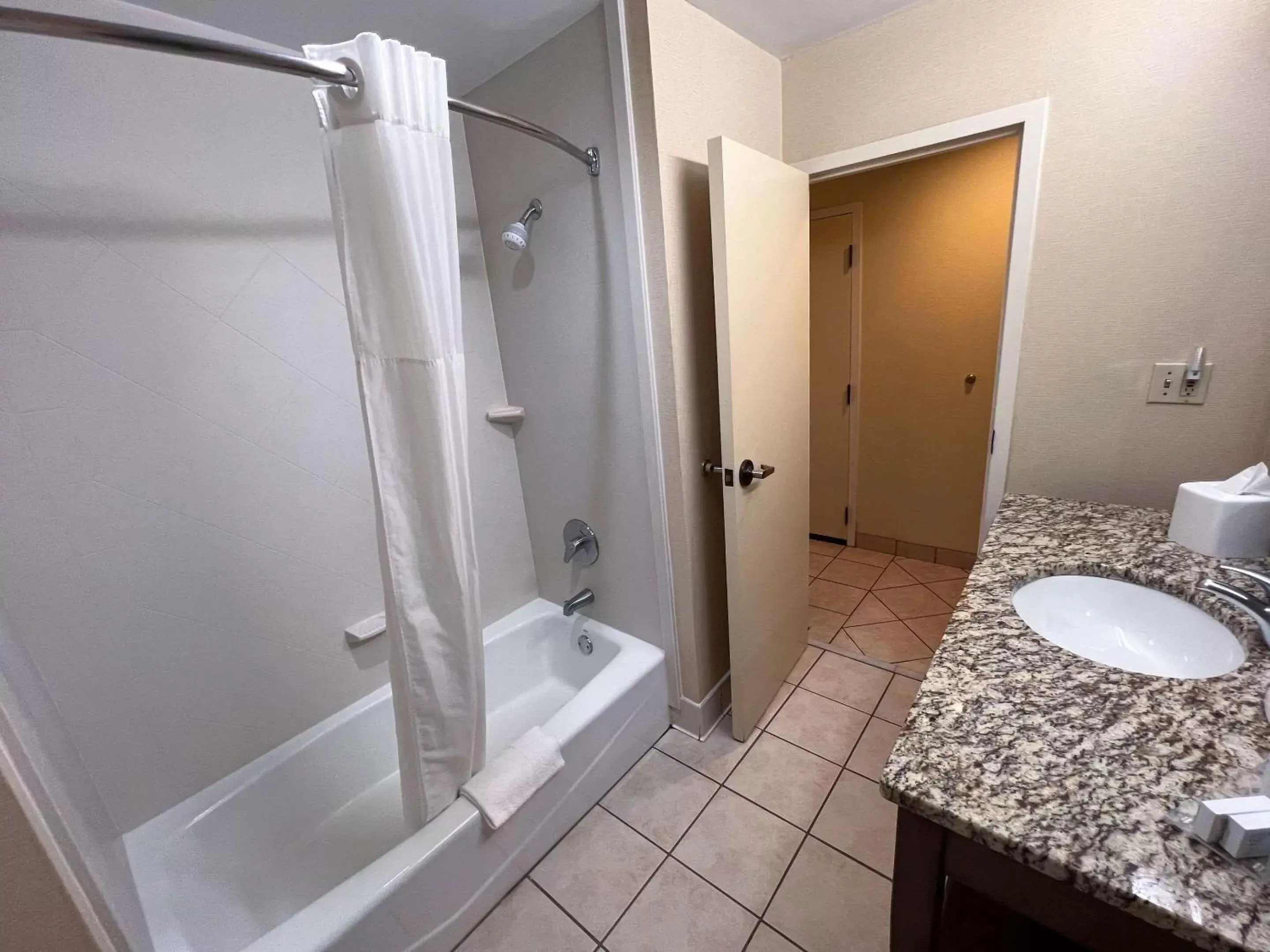 Bedroom, Bathroom in Cherokee Inn