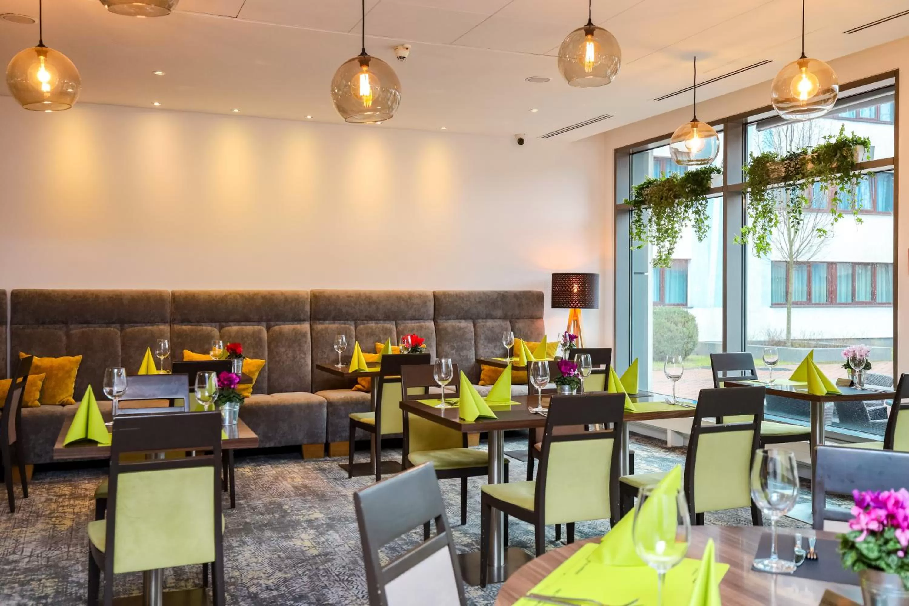 Restaurant/places to eat in Novotel Poznań Malta