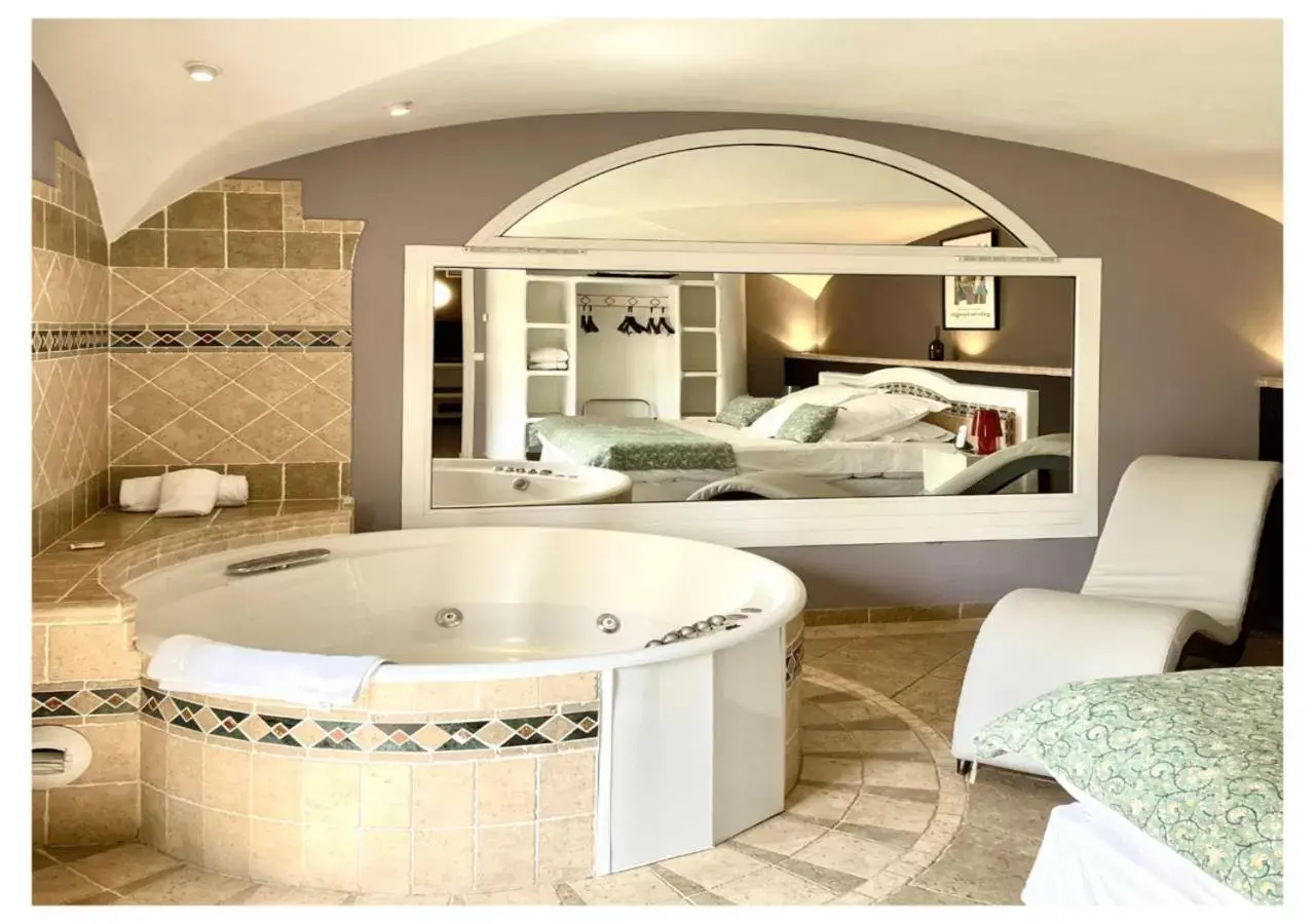 Hot Tub, Bathroom in Hotel Restaurant & Spa L'Ostella