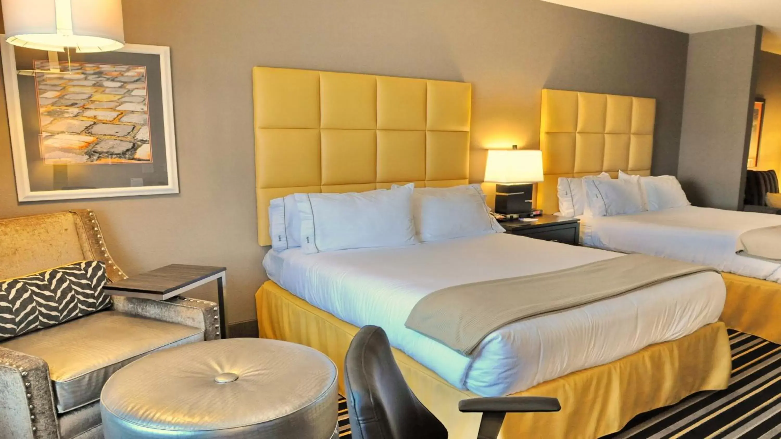 Bedroom, Bed in Holiday Inn Express Covington-Madisonville, an IHG Hotel