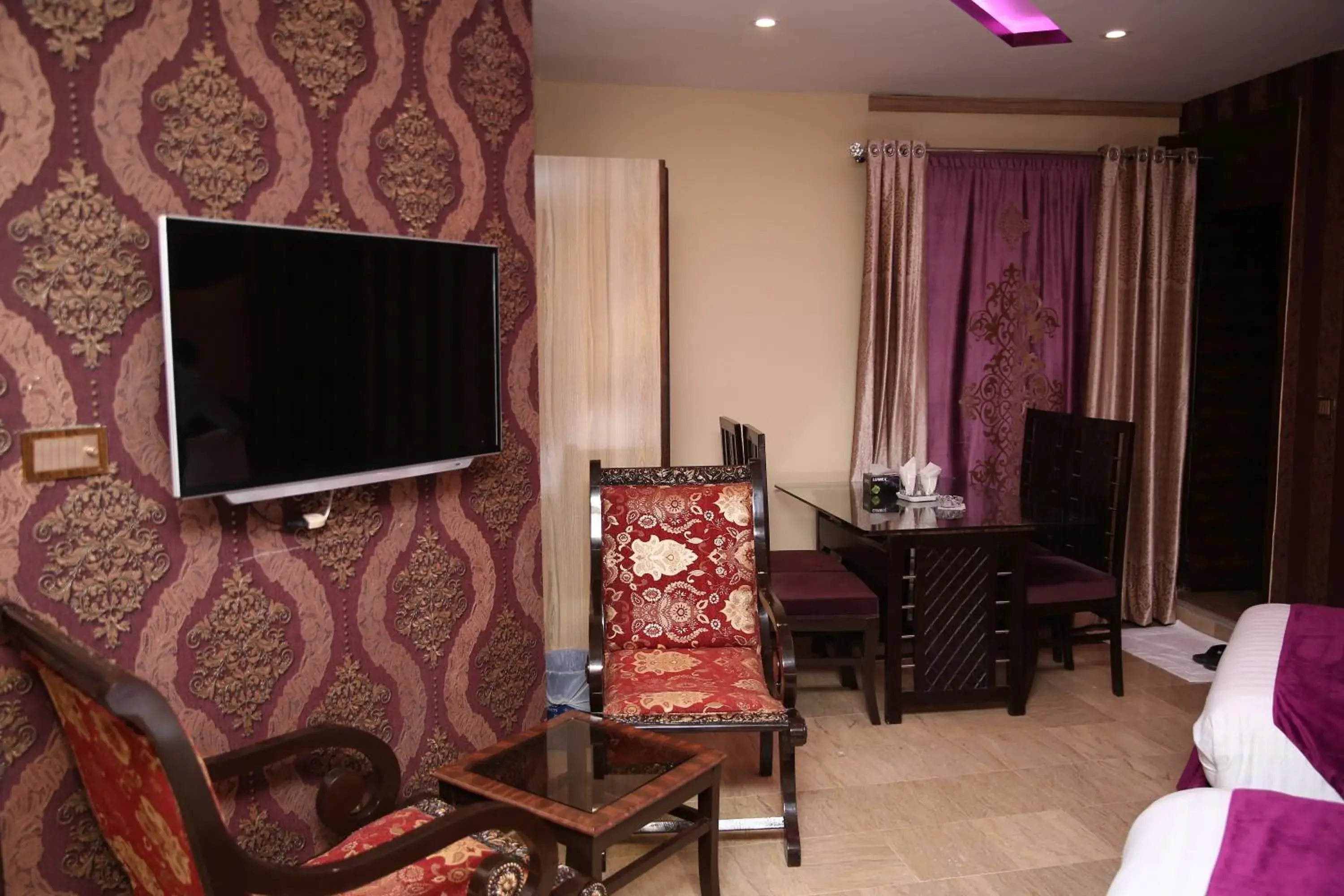 TV and multimedia, TV/Entertainment Center in Hotel Premier Inn Gulberg