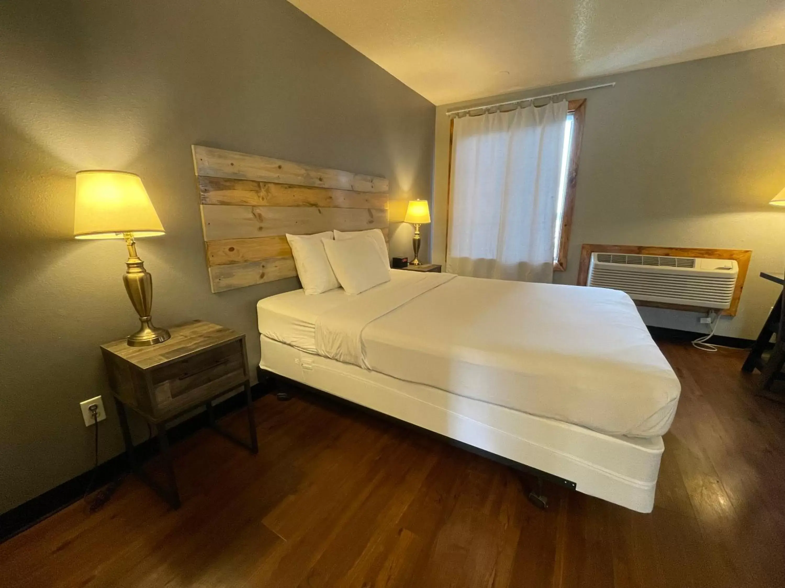 Bed in Sunnyside Inn and Suites
