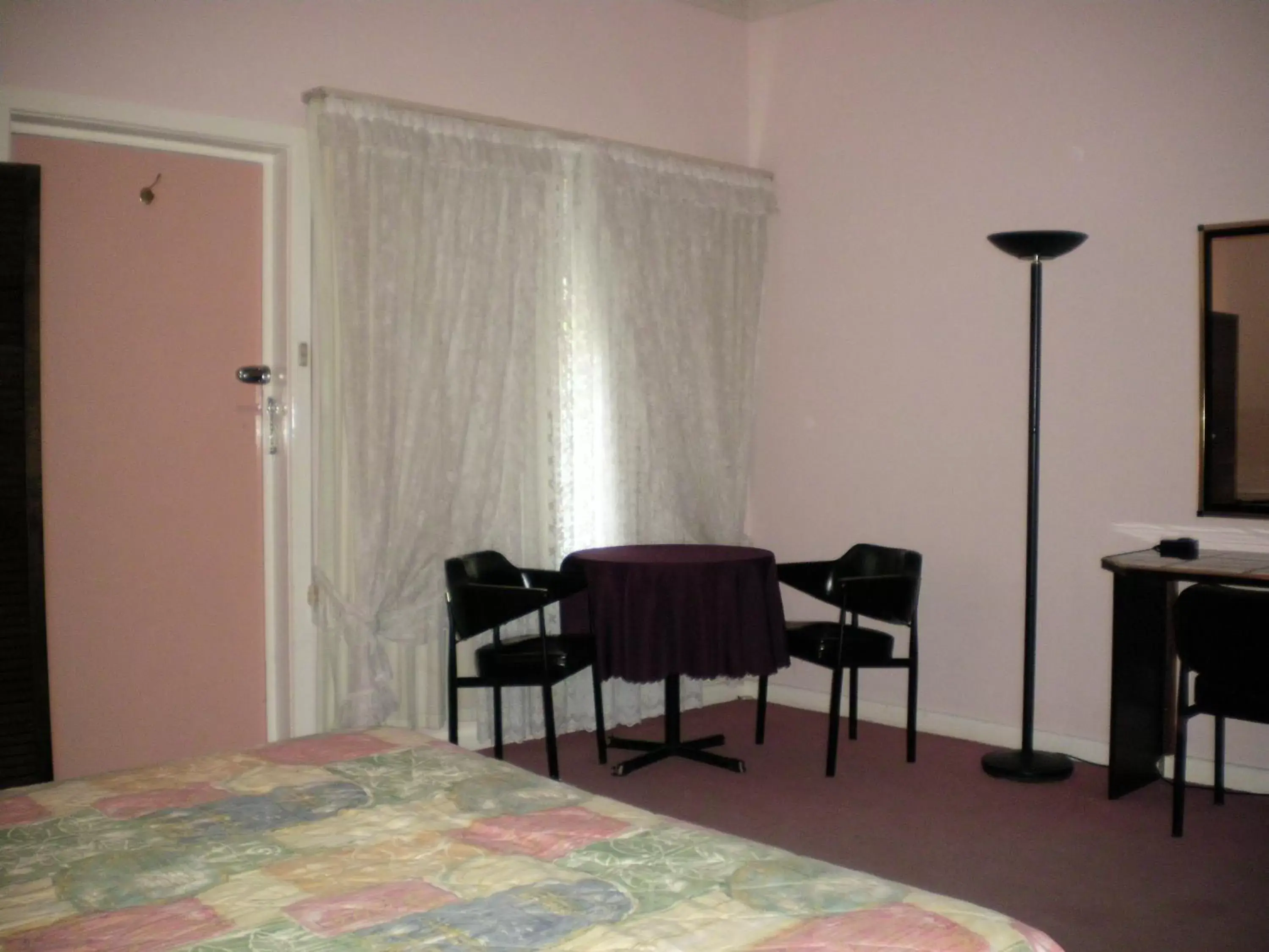 Bed, Seating Area in Avalon Motel