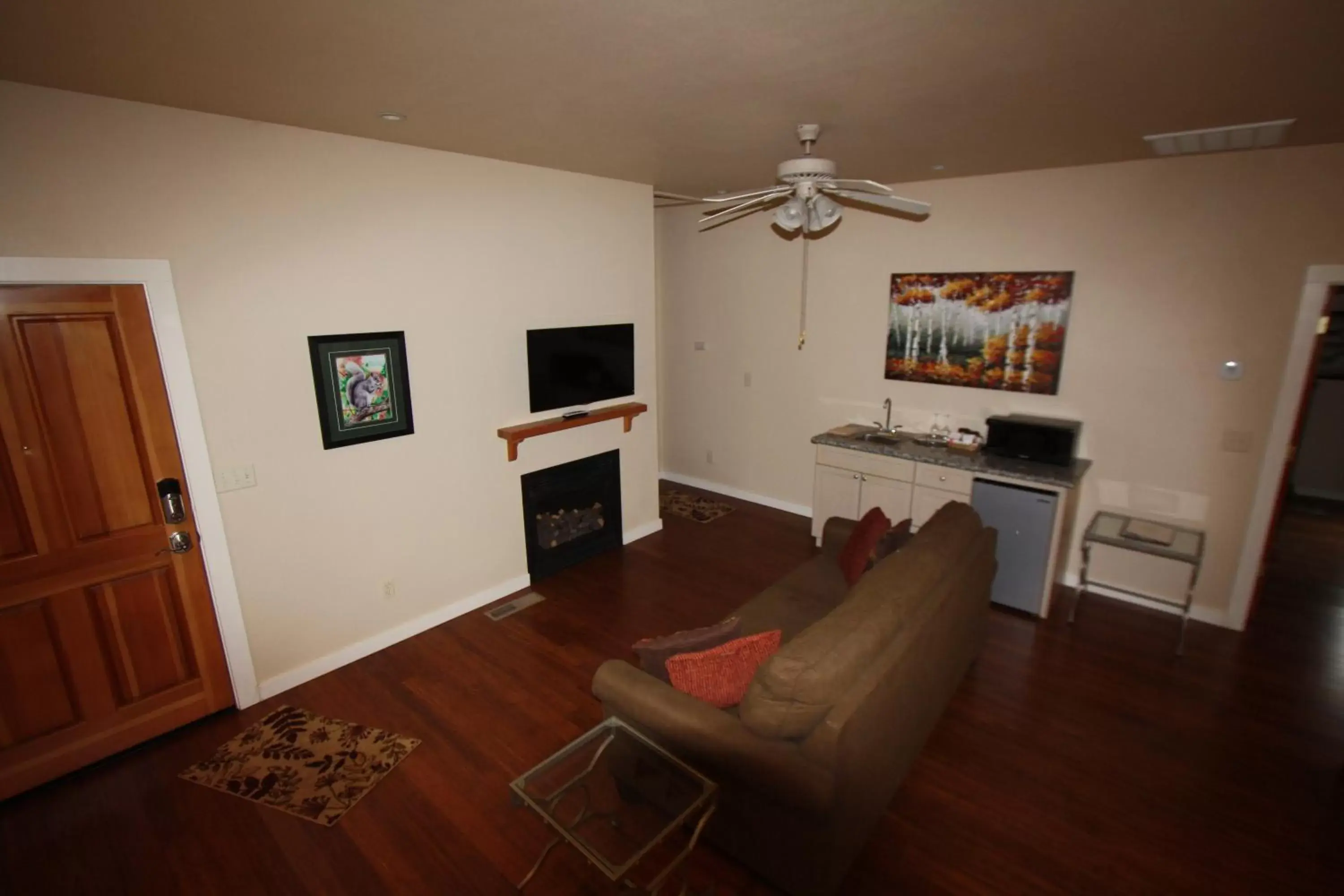 TV and multimedia, Seating Area in The Inn at Shasta Lake