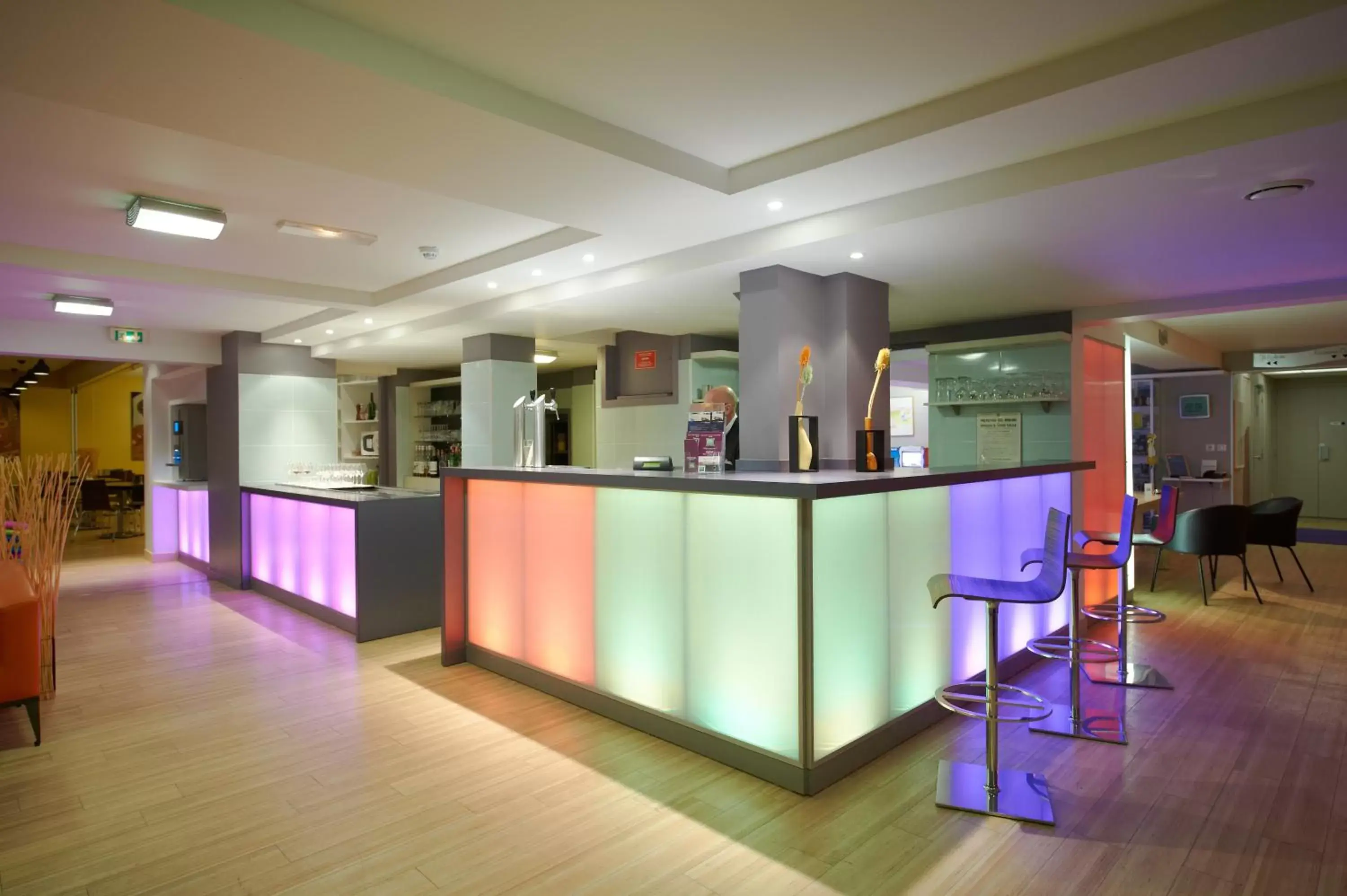 Lobby or reception in ibis Styles Ouistreham