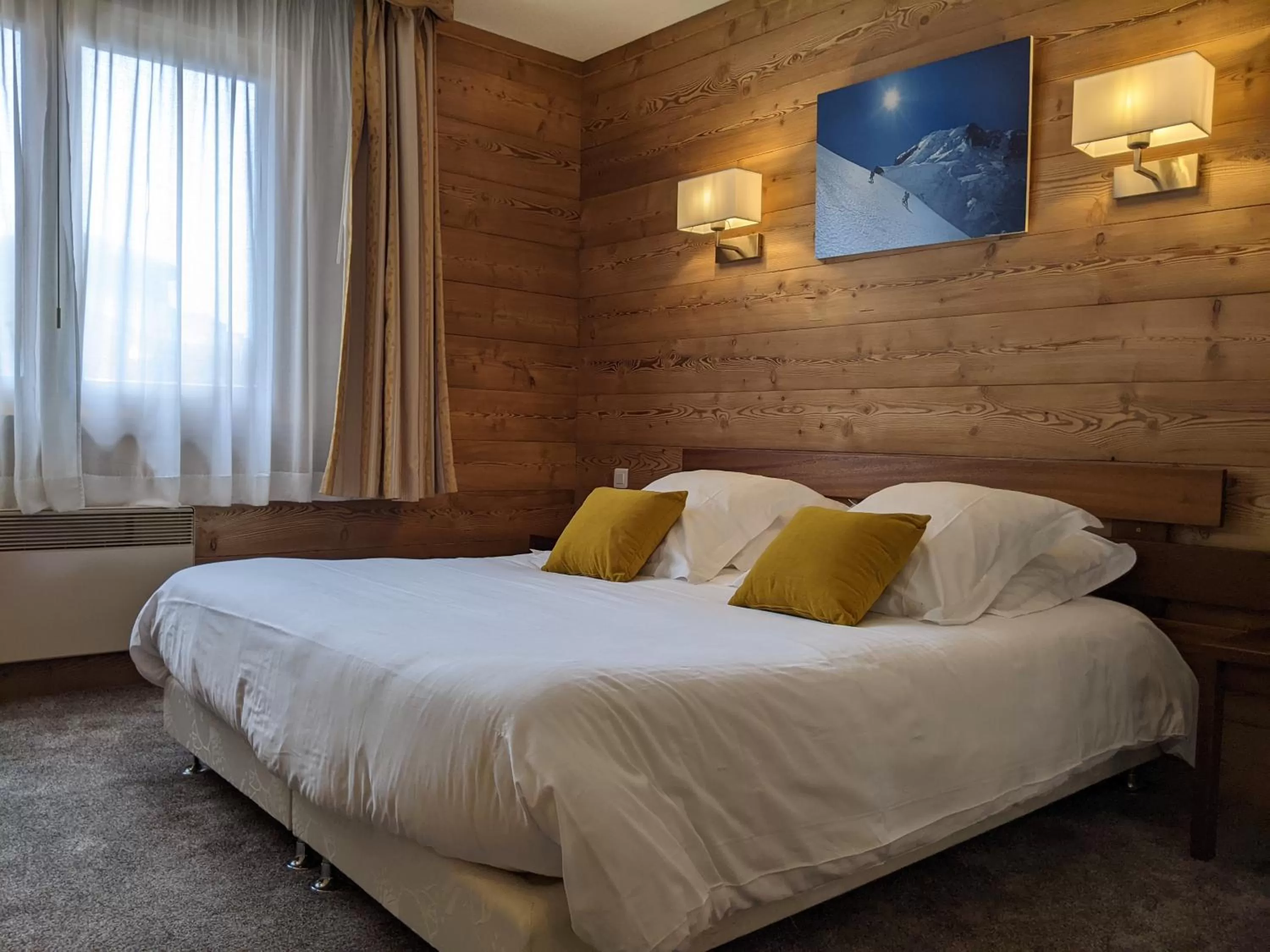 Bed in Hotel Les Arolles