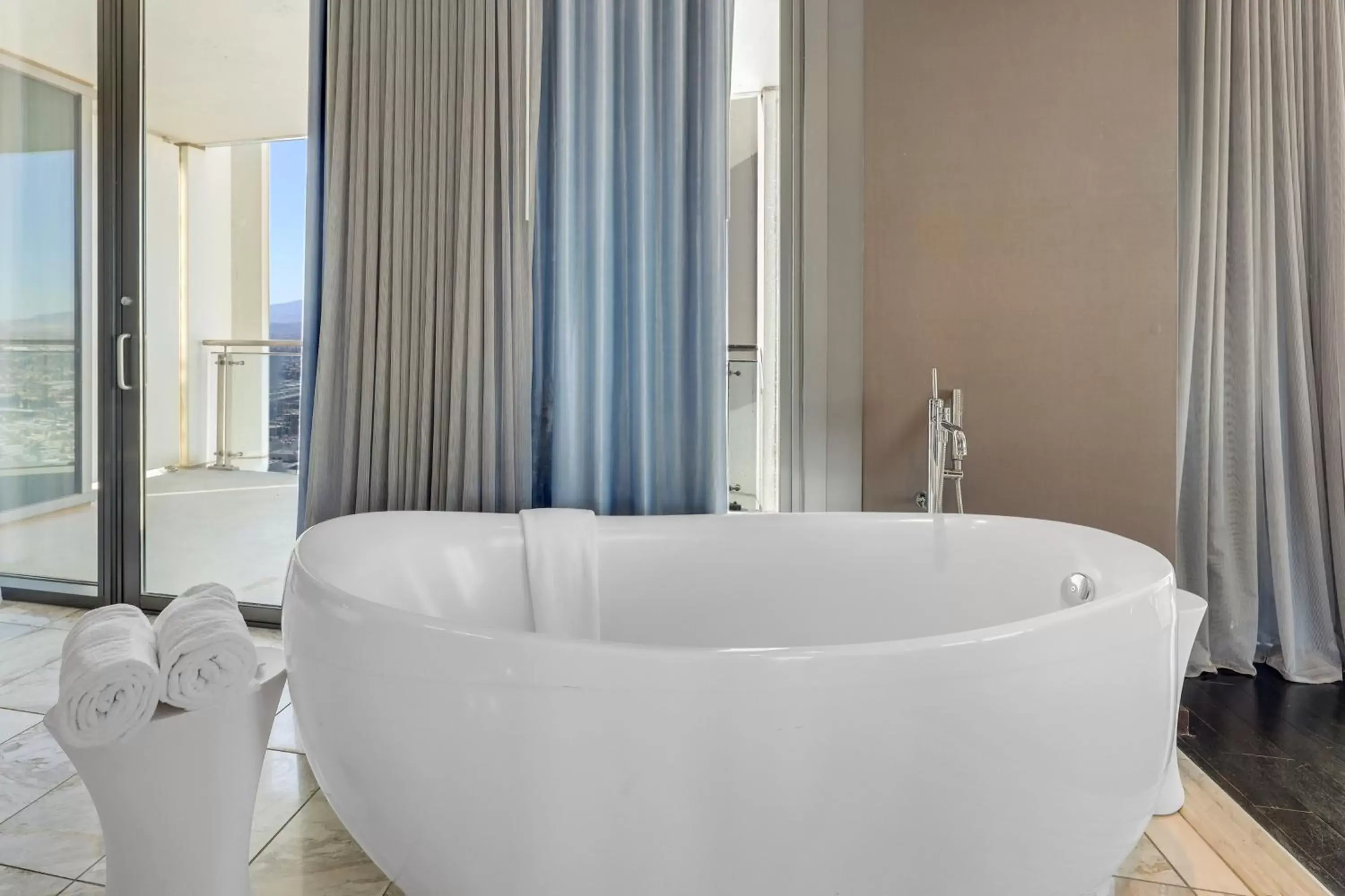 Bath, Bathroom in Vegas Palms HIGH 52nd fl. 1BDR corner penthouse 1220sqft