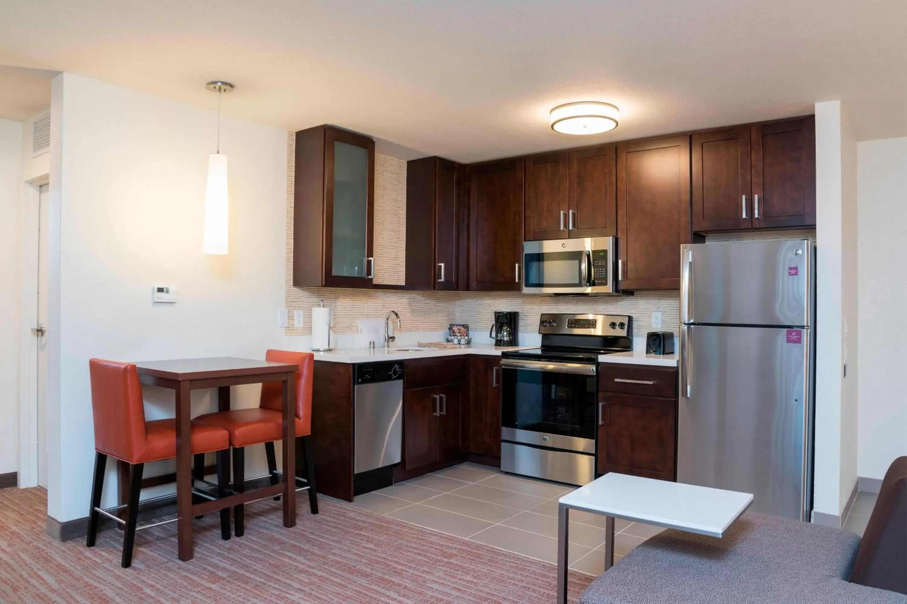 Bedroom, Kitchen/Kitchenette in Residence Inn by Marriott Green Bay Downtown