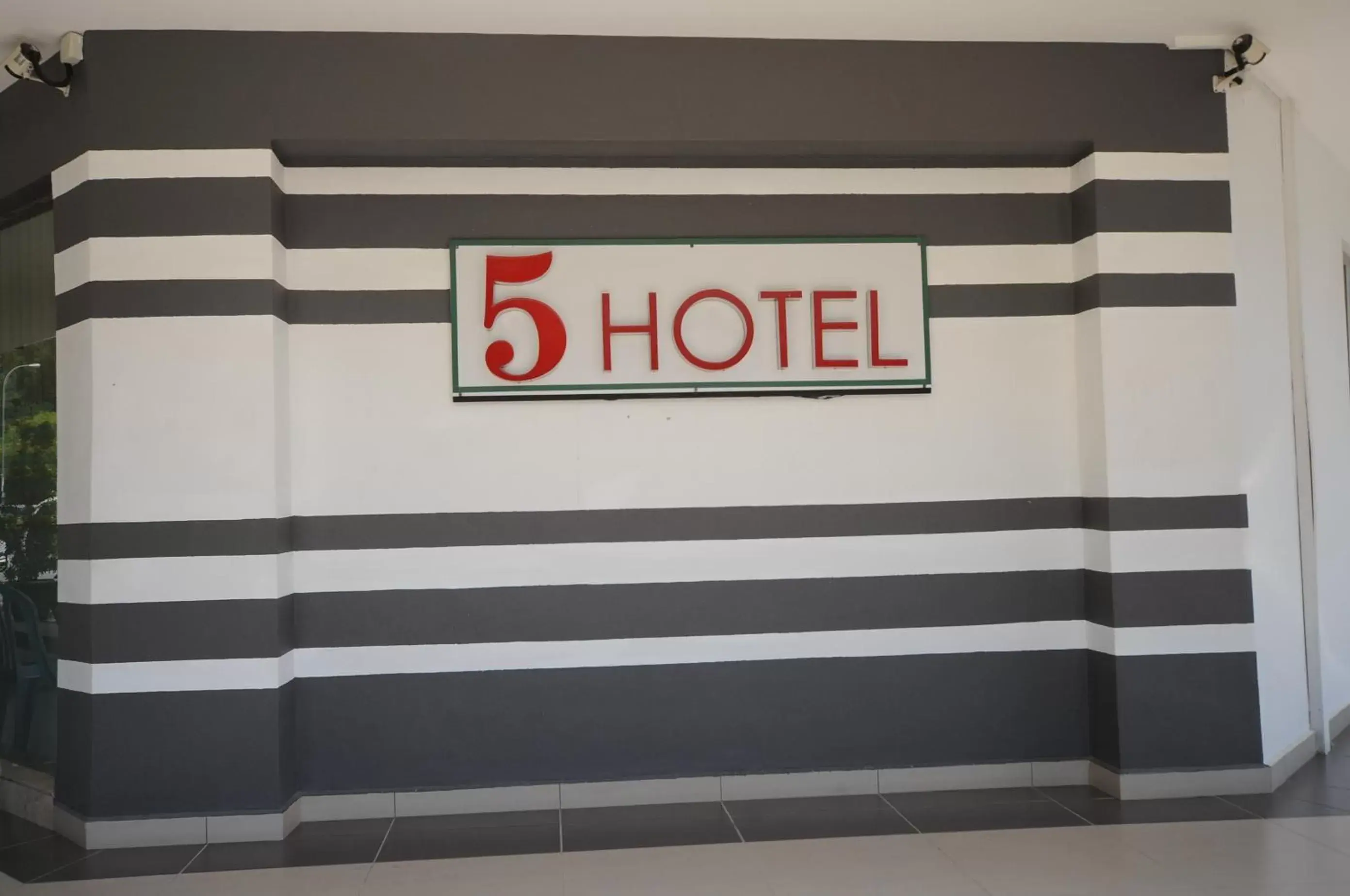 Five Hotel