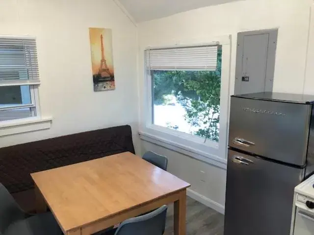 Dining Area in Herring Run Motel and Tiny Cabins