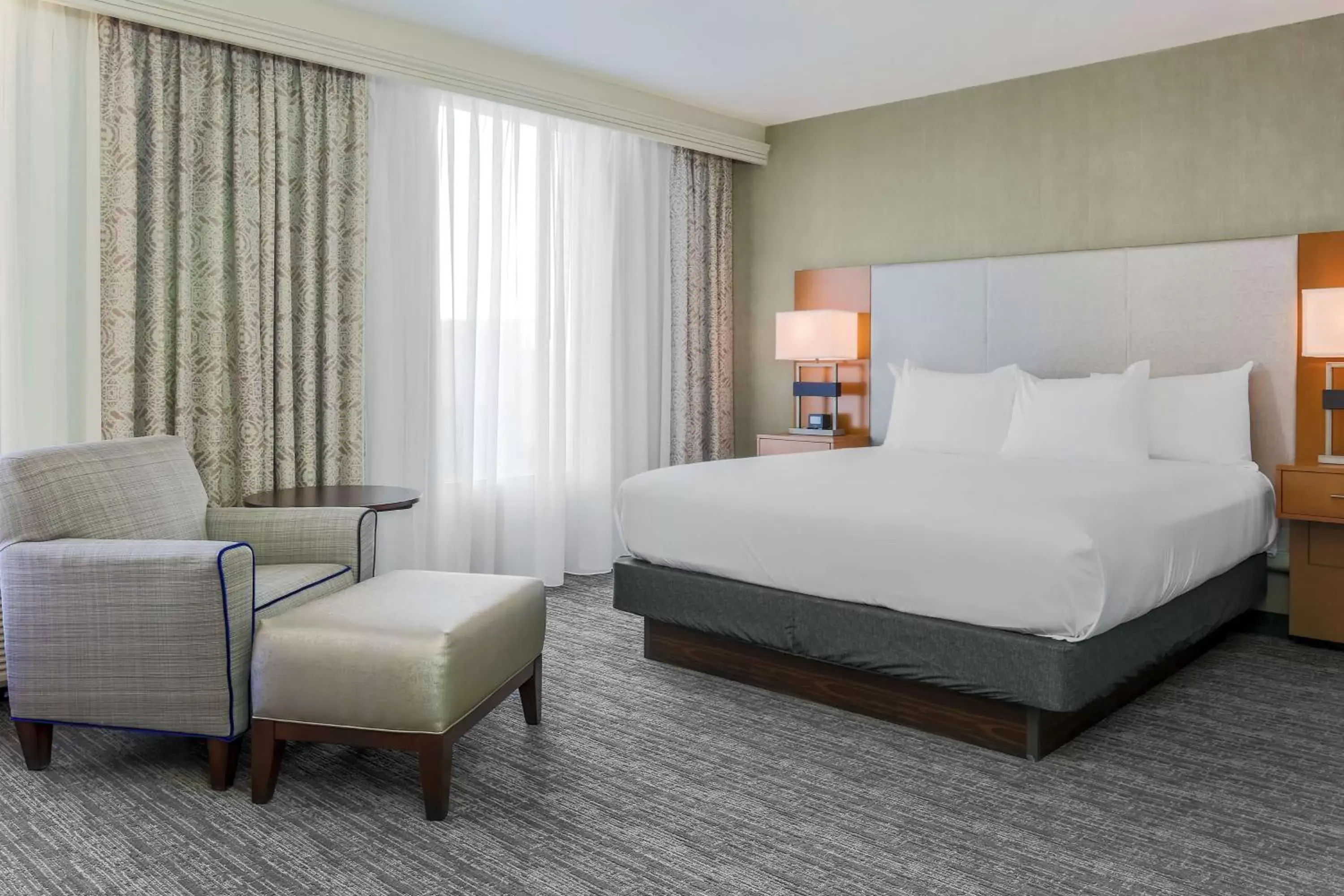 Living room, Bed in DoubleTree by Hilton Atlanta Airport