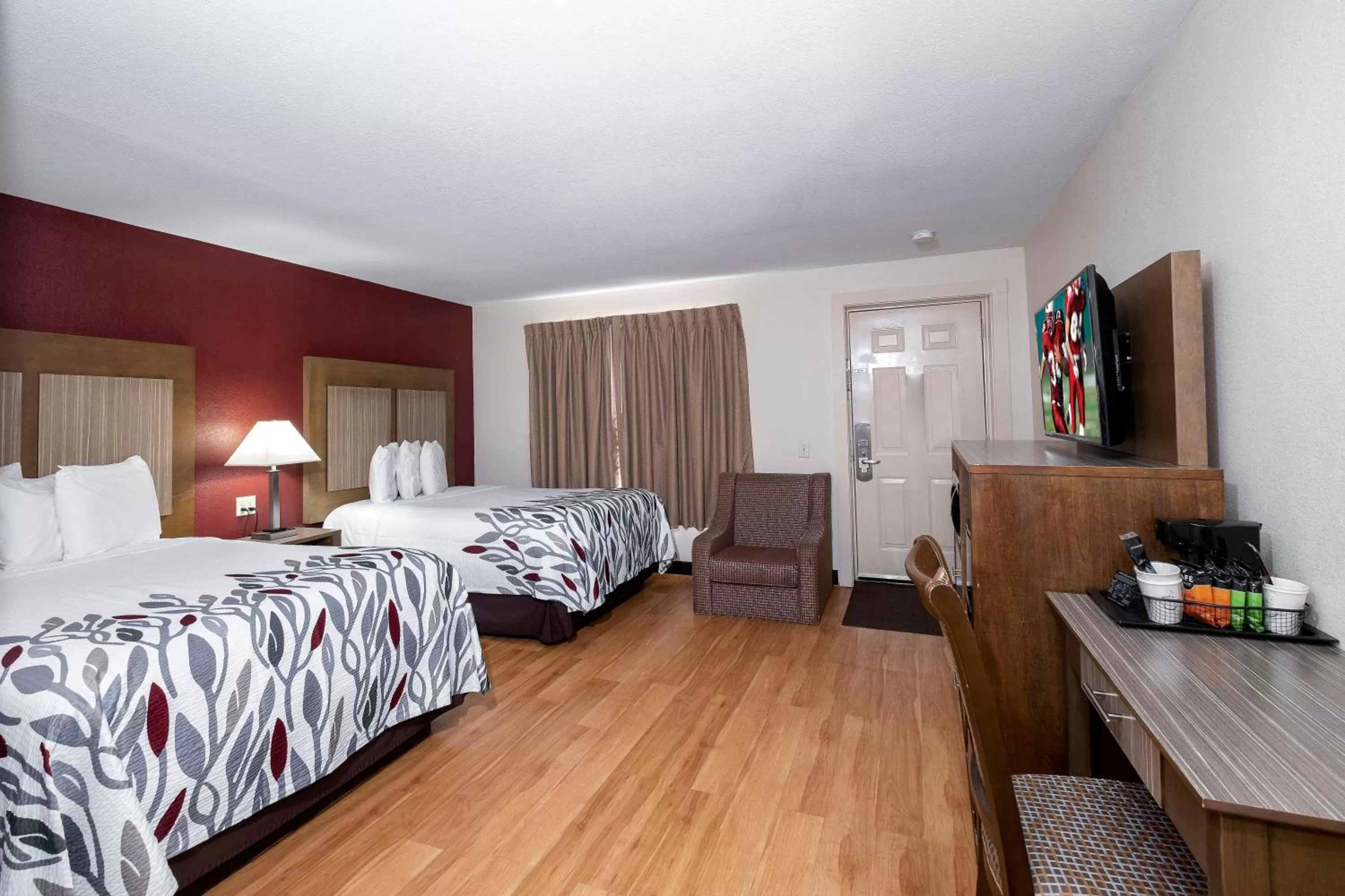 Photo of the whole room, Bed in Red Roof Inn Neptune - Jersey Shore
