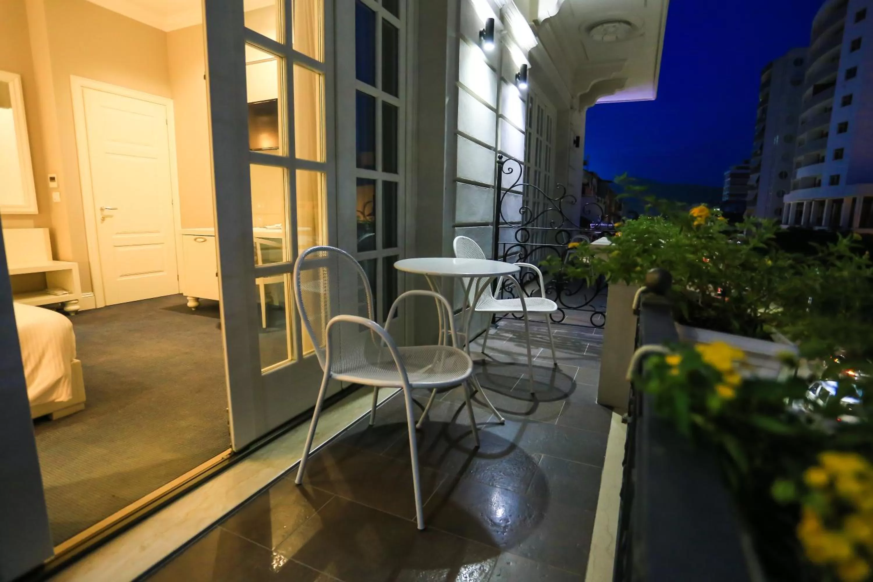 Deluxe Double Room with Balcony in Hotel Monarch