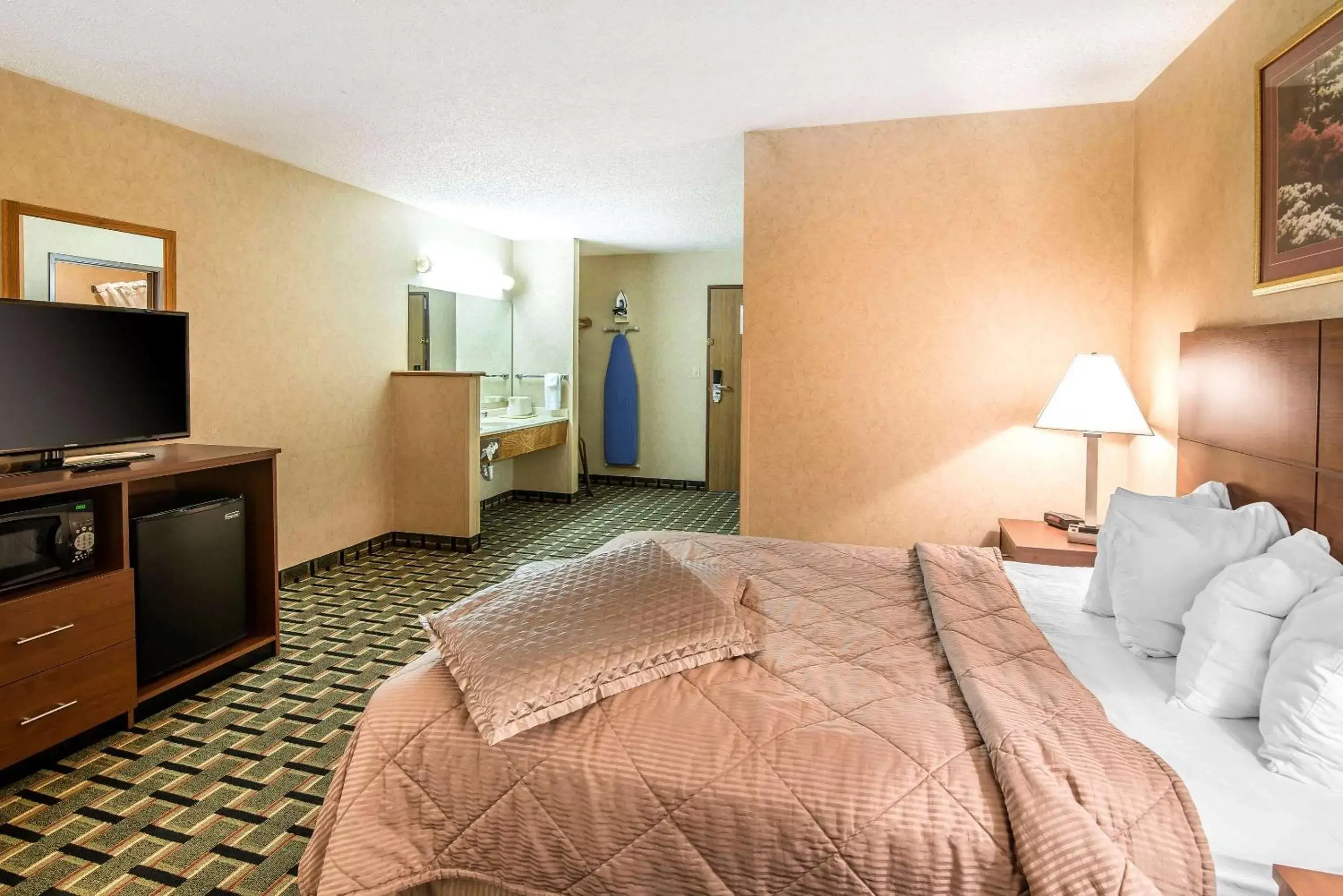 Photo of the whole room, Bed in Quality Inn Raton