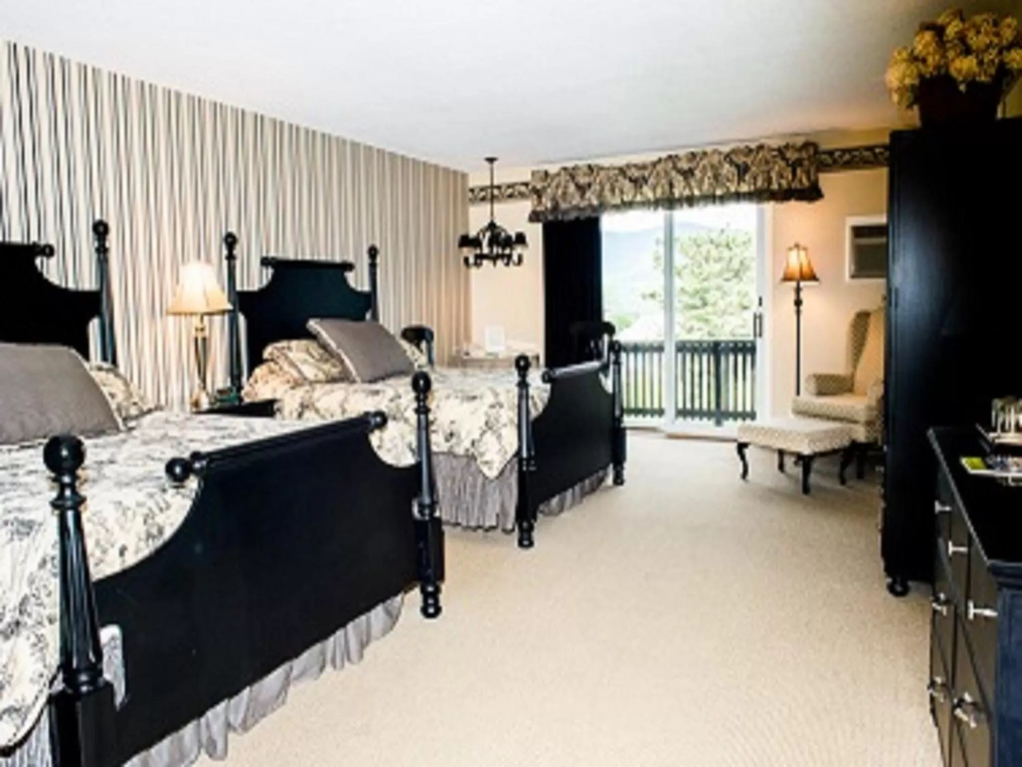 Photo of the whole room, Bed in Manchester View